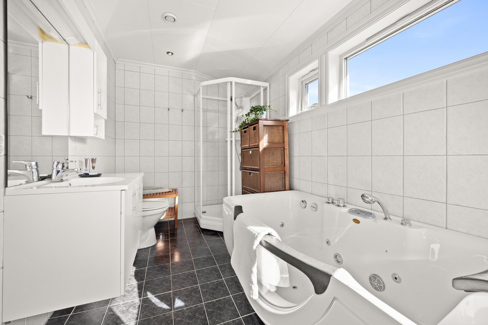 Badet i 2. etasje har flislagte overflater og gulvvarme Galleribilde