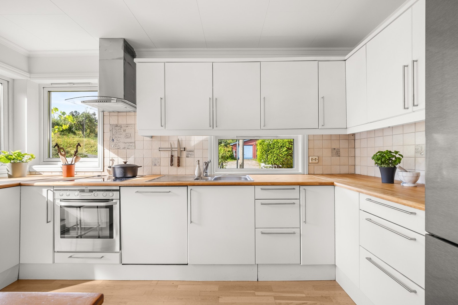 Kjøkkenet byr på masse benke- og skapplass til matlaging og oppbevaring av kjøkkenutstyr Galleribilde