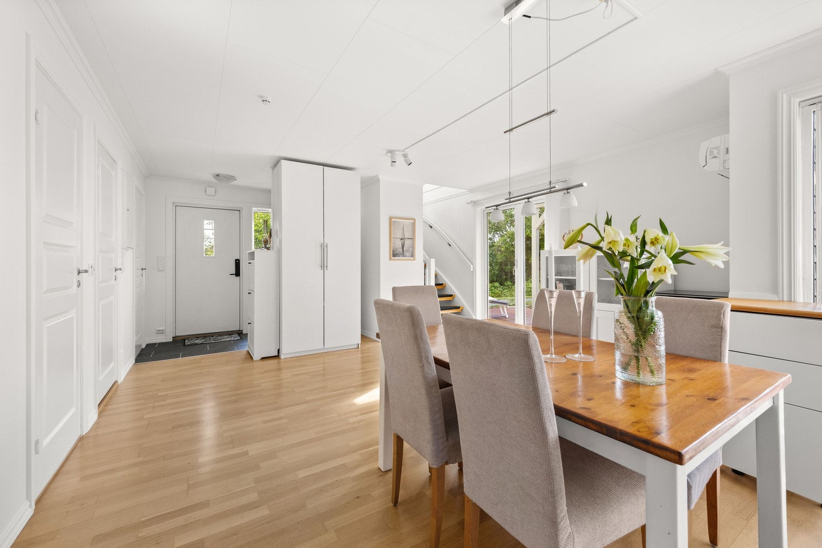 Boligens kjøkken ligger i en åpen løsning med stue som skaper en større sosial sone i boligen - Perfekt for å verte opp gjester! Galleribilde