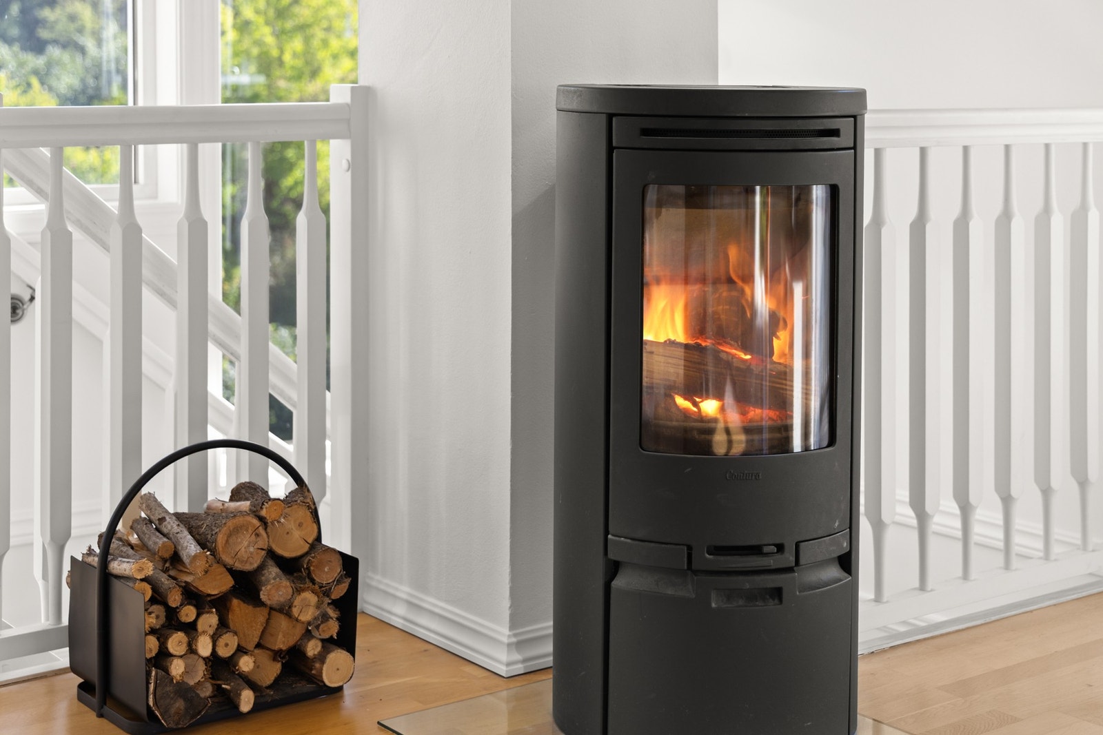 Sentralt i stuen finner du en koselig peisovn som byr på en lun atmosfære og ekstra varme på kalde dager Galleribilde