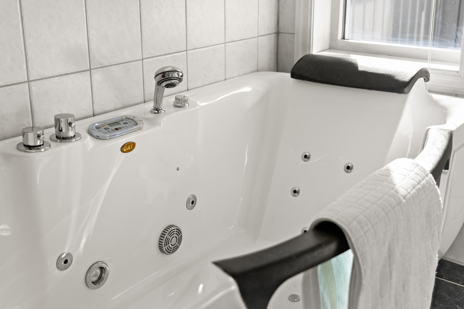 Badet i 2. etasje har byr også på et boblebadekar - Perfekt avslapning etter en lang dag Galleribilde