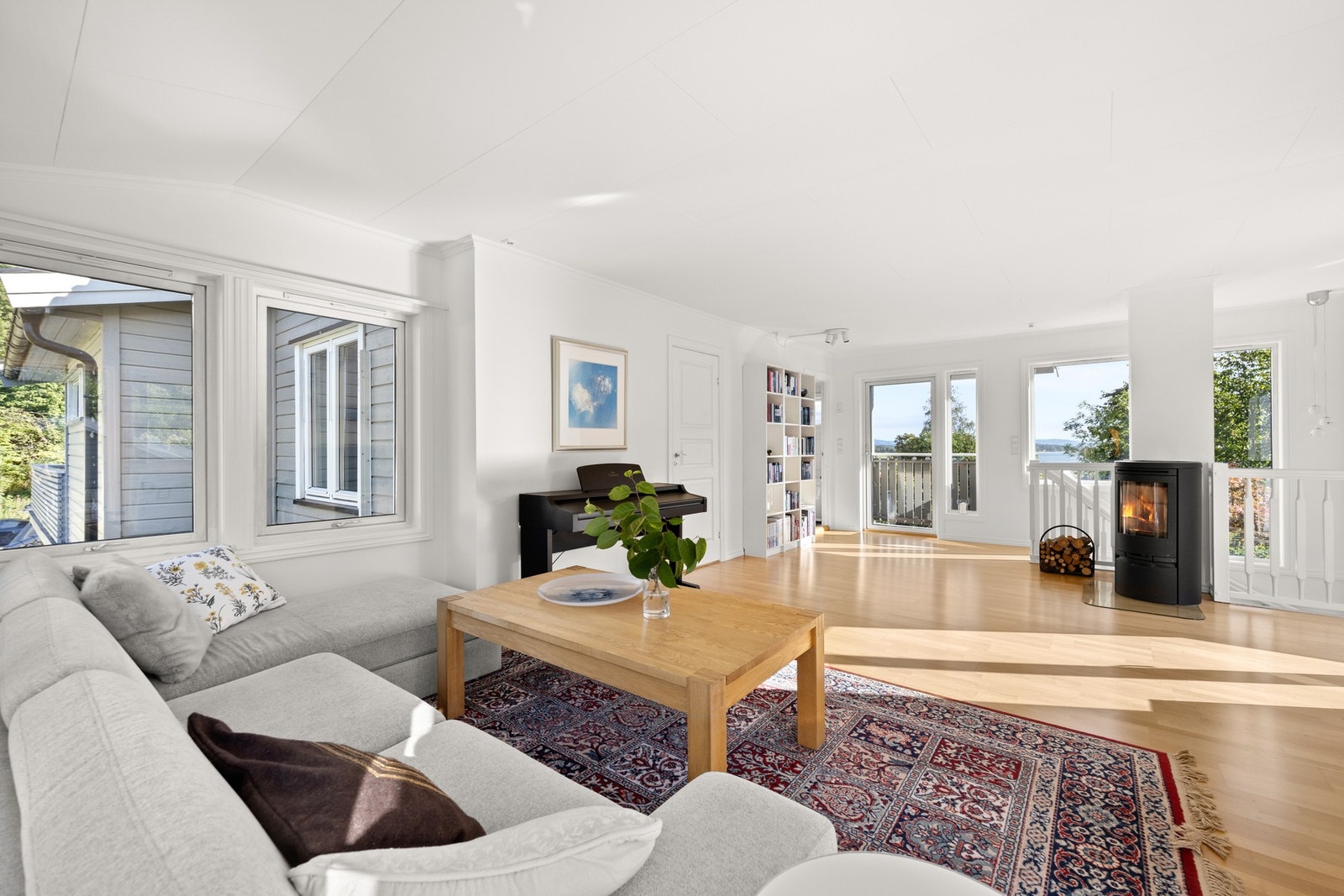 Dette er en innholdsrik tomannsbolig med gode planløsninger og pent opparbeidet uteområde Galleribilde