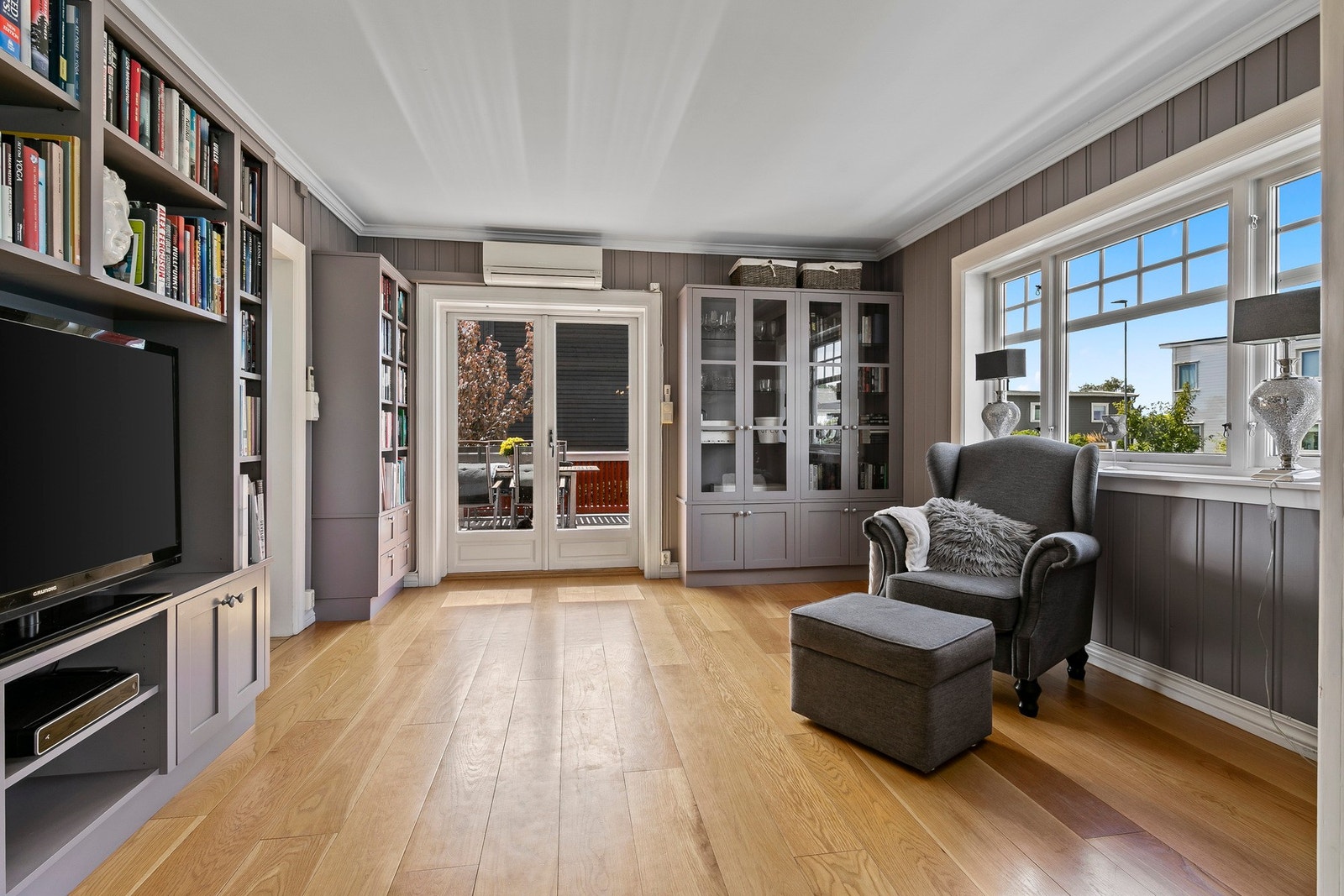 Fra stua er det utgang til en solrik og stor terrasse. Galleribilde