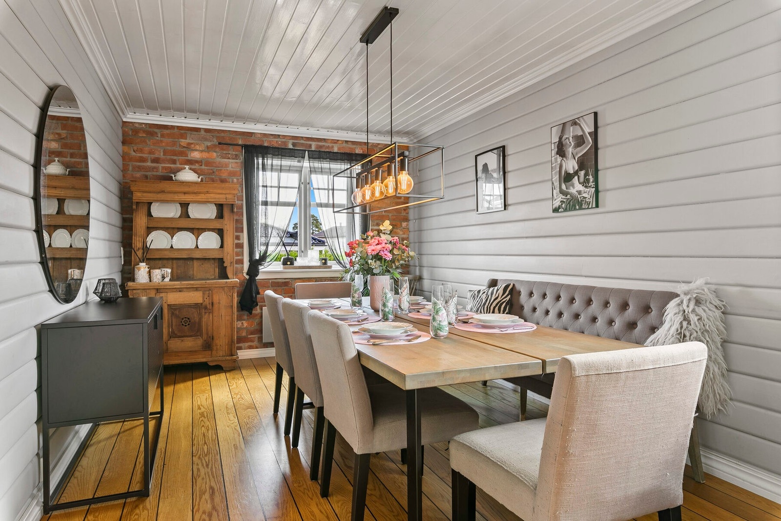 I tilknytning til kjøkkenet har du en stor spisestue med god plass til gjester. Galleribilde