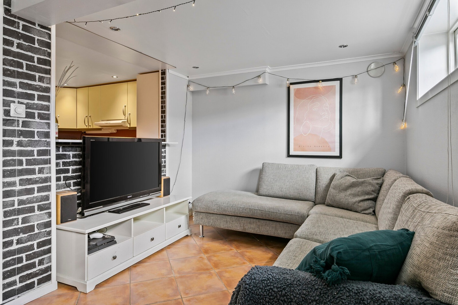 Underetasjen er annerledes innredet i dag enn hva som ble byggesøkt. Galleribilde