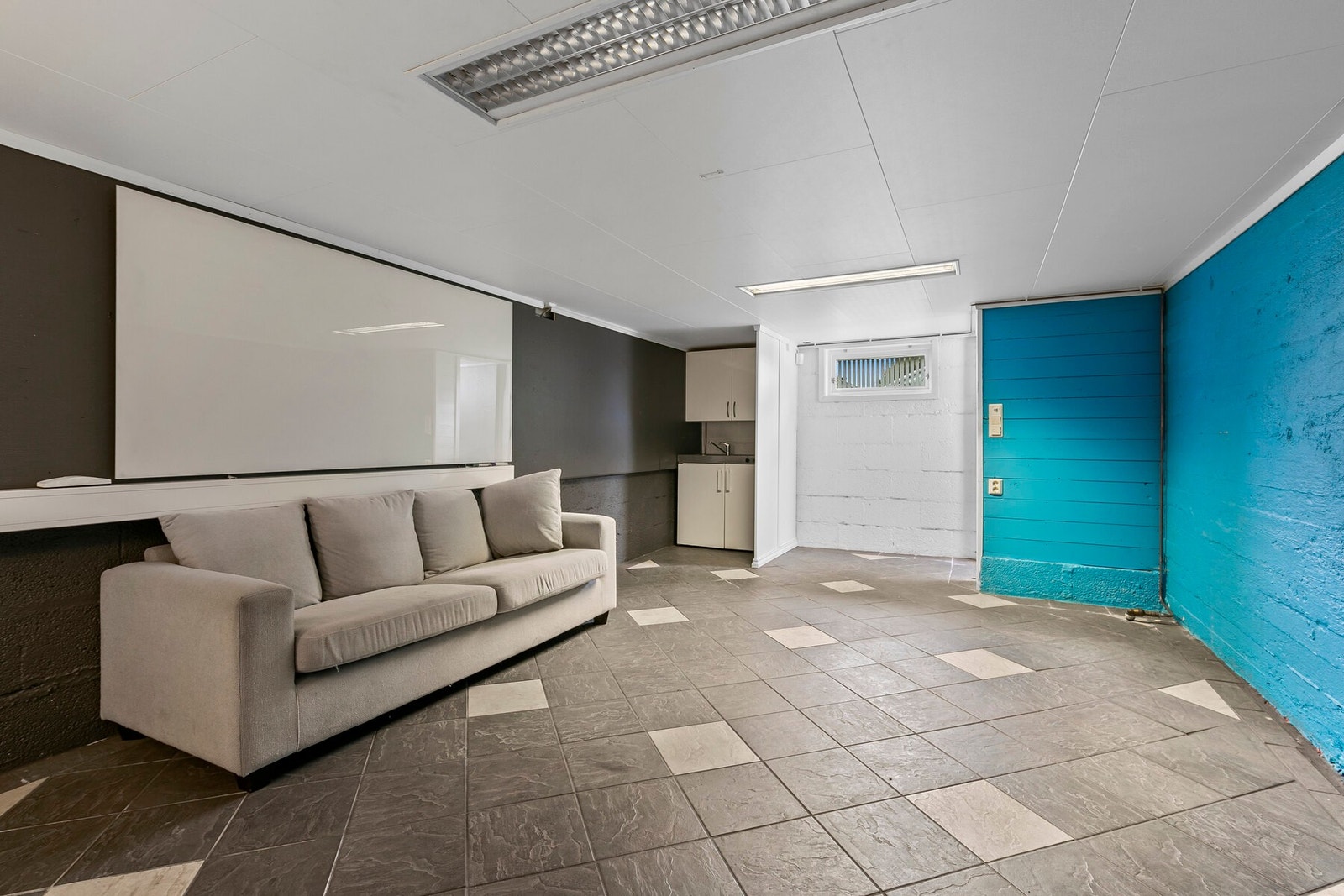 Innredet i studio - rommet har egen utvendig adkomst, og det er lagt varmekabler i gulvet. Galleribilde