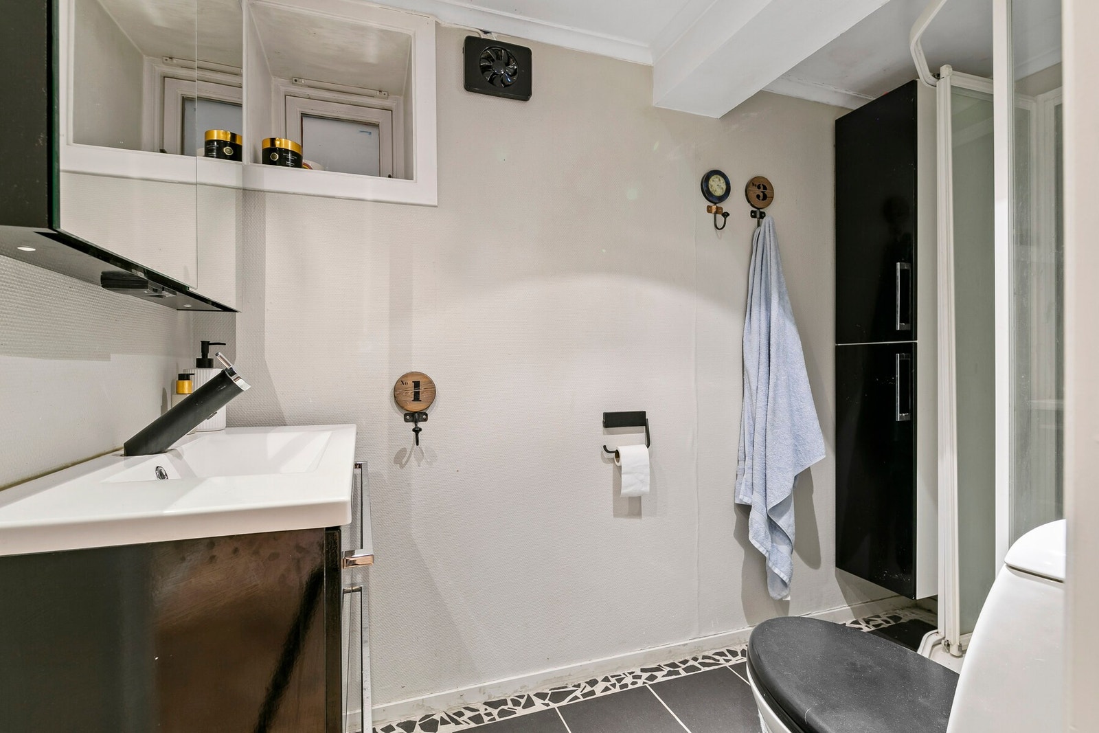 Badet i underetasjen har også fått et løft, og har eget vaskerom. Galleribilde