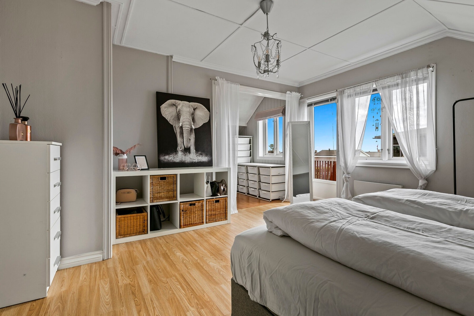 I tilknytning til soverommet er det en romslig garderobenisje. Galleribilde