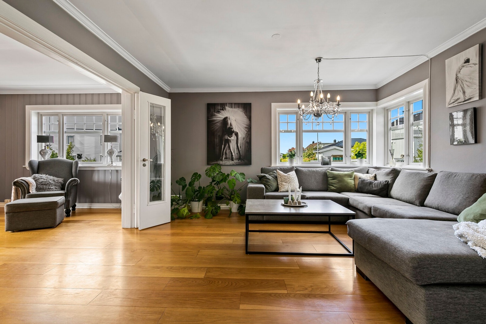 Generøse vindusflater som sikrer fine lysforhold inne. Galleribilde