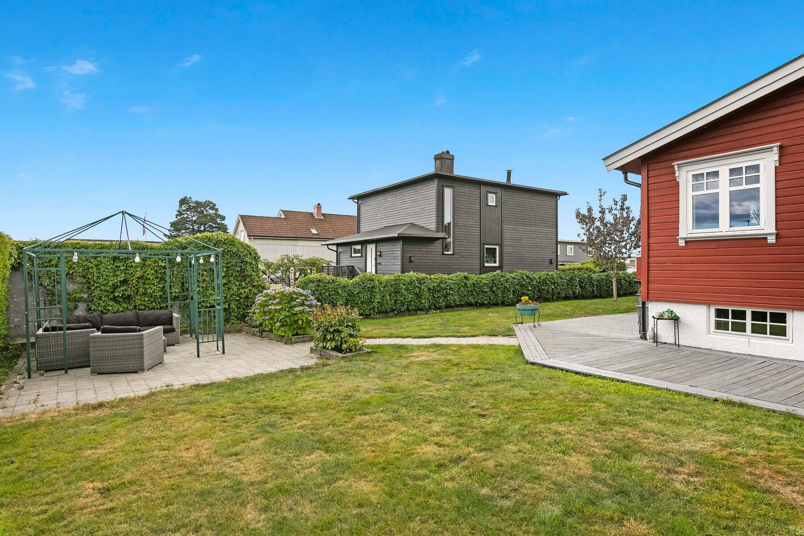 Hyggelig og pent opparbeidet uteområde som inviterer til lek og moro. Galleribilde