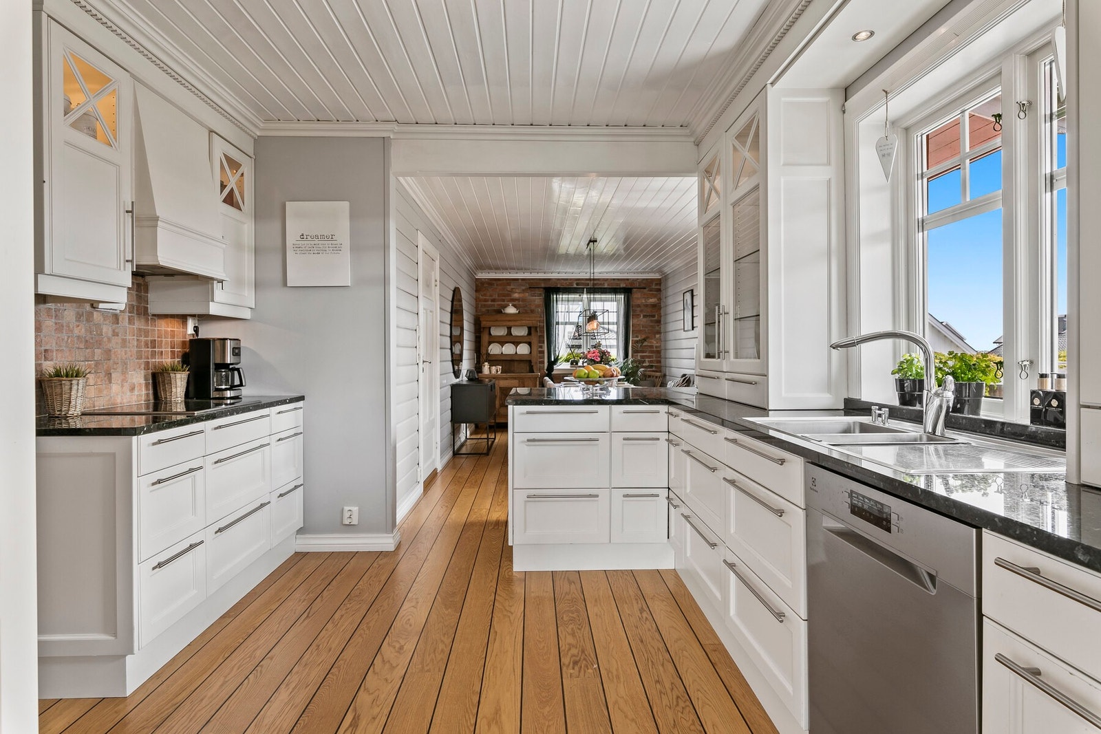 Kjøkkenet har tilpasset innredningen etter planløsningen, og har pen enstavsparkett. Galleribilde