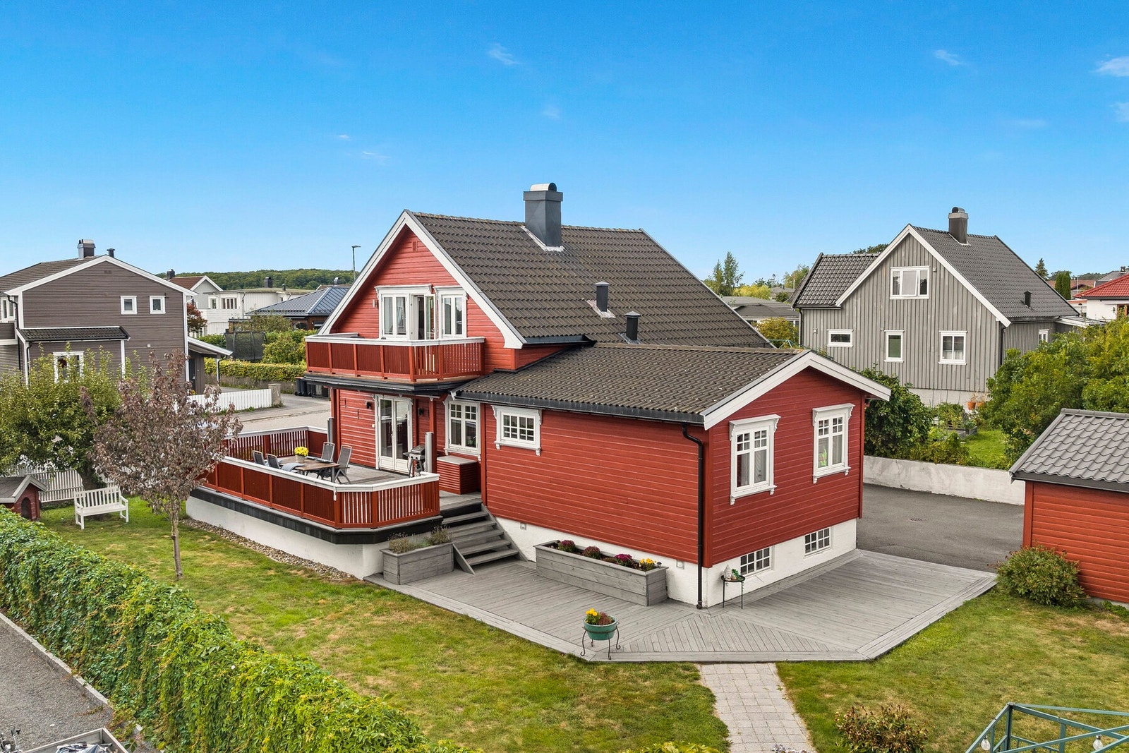 Godt holdt enebolig beliggende i et rolig villastrøk i Byskogen med gangavstand til de fleste fasiliteter. Galleribilde