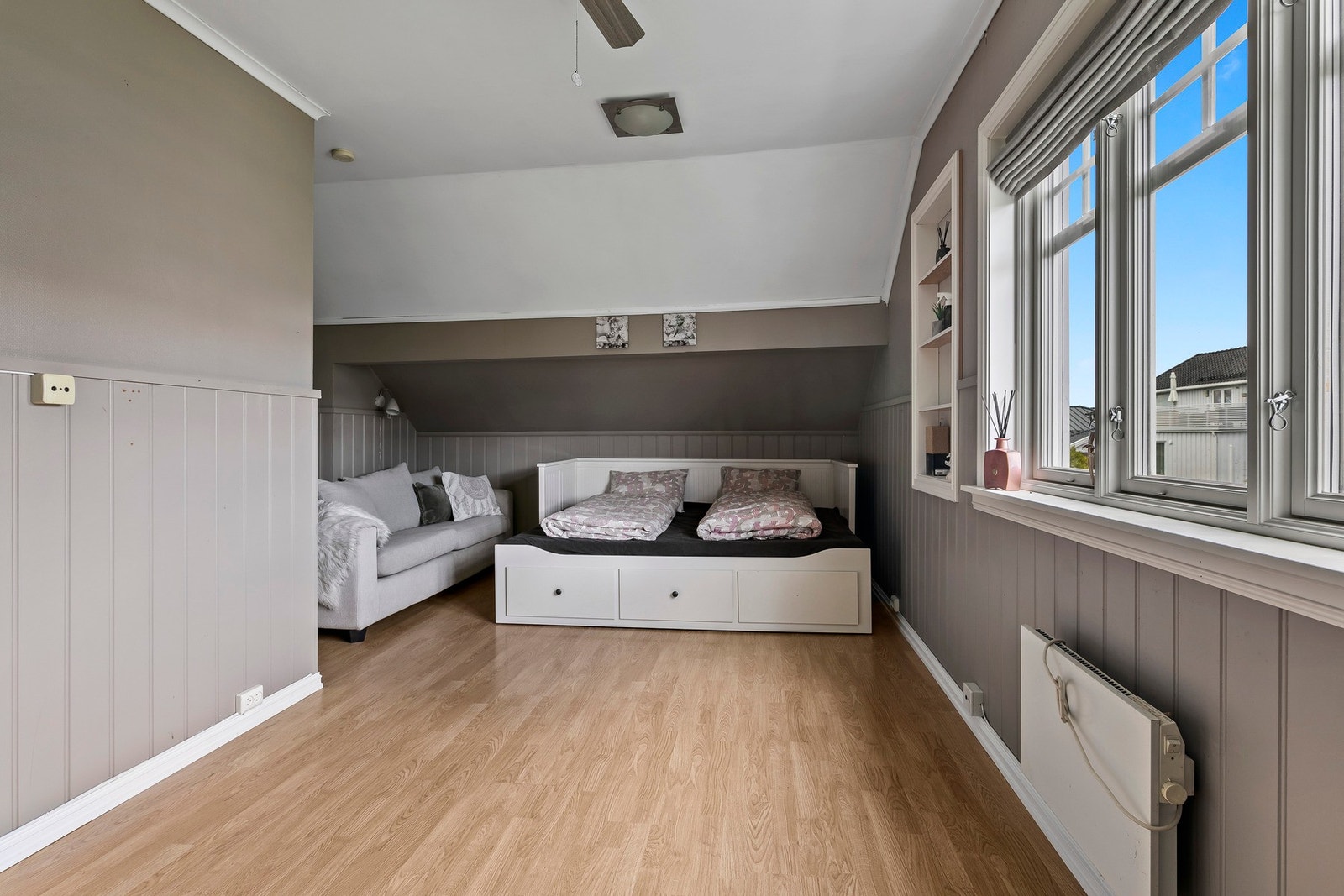 Det andre soverommet i 2. etasje er av stor størrelse, og har tidligere vært to soverom. Galleribilde