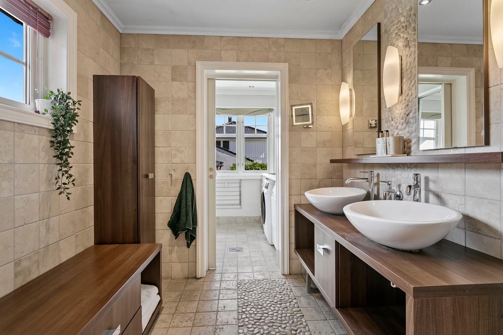 Pene steinfliser på gulv og vegger på baderommet. Galleribilde