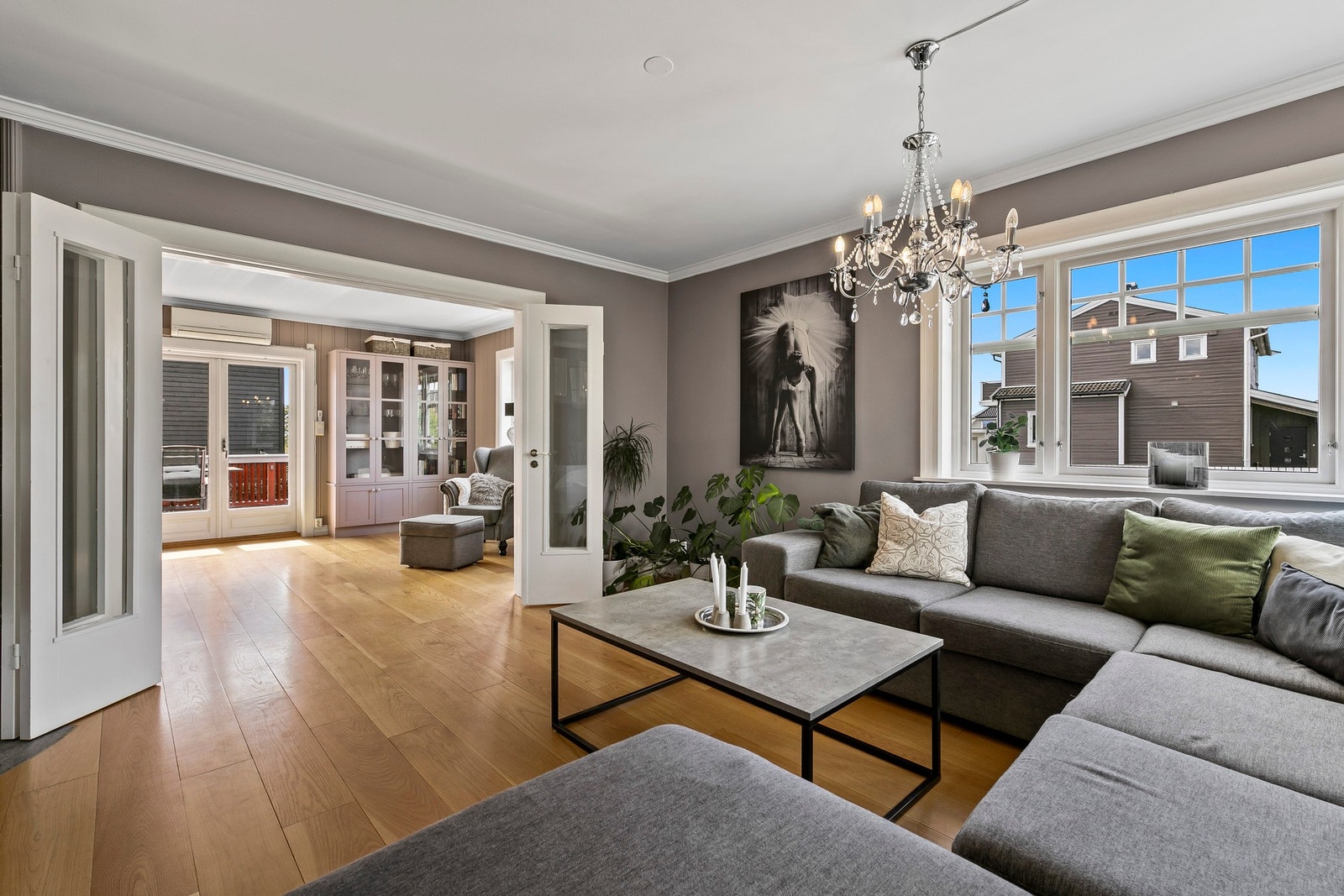 Doble foldedører som også gir et stort allrom. Galleribilde