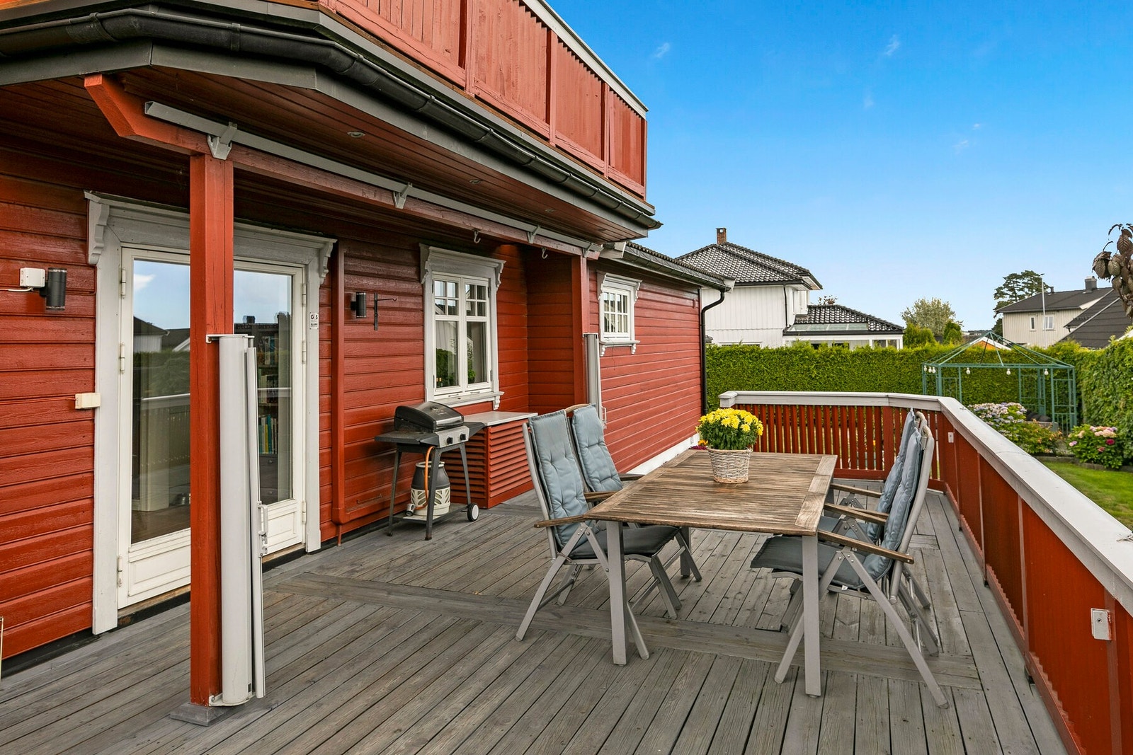 Her kan du grille mens barna leker på plenen. Galleribilde