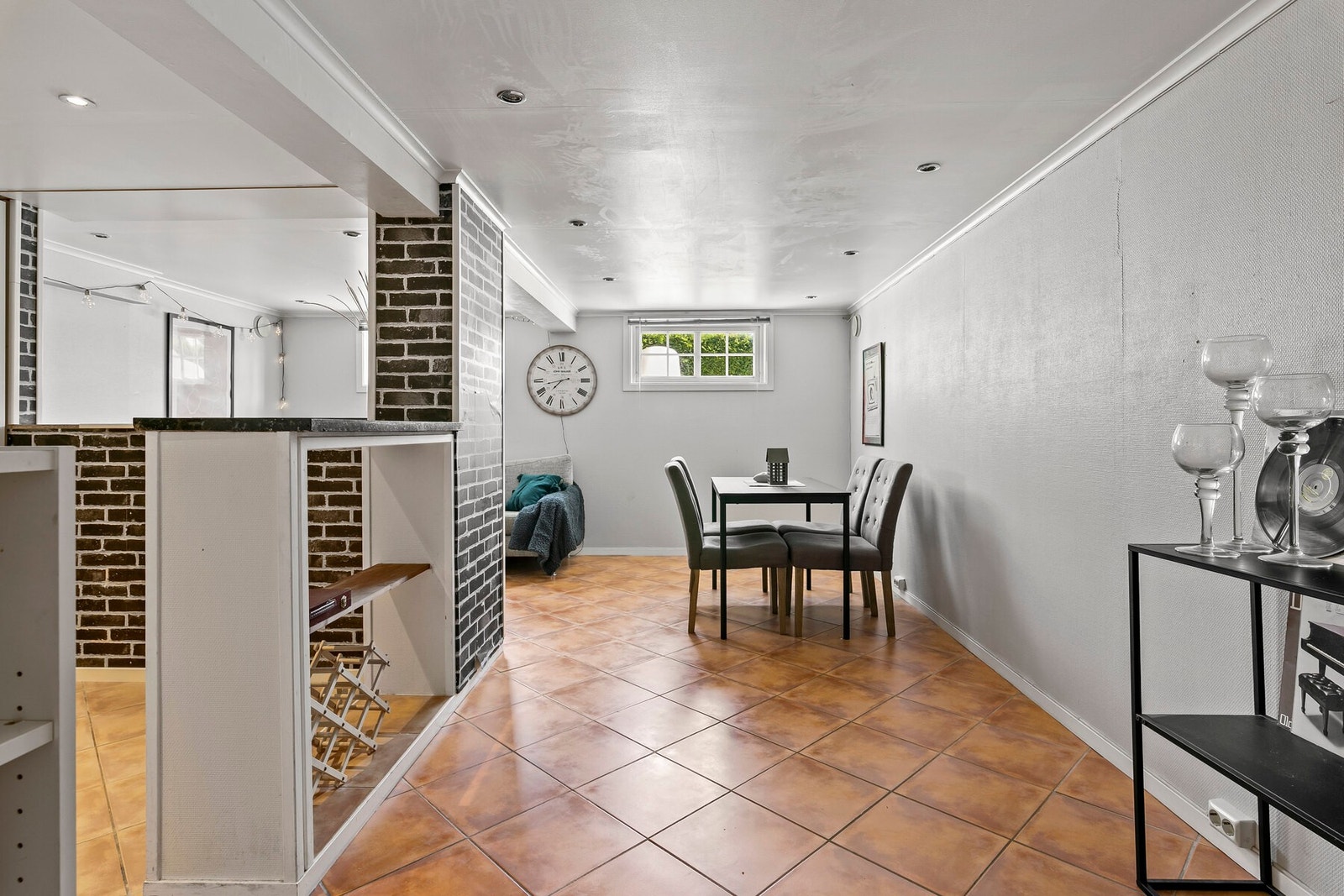 Underetasjen har både innvendig og utvendig adkomst, og har vannbåren varme i gulv. Galleribilde