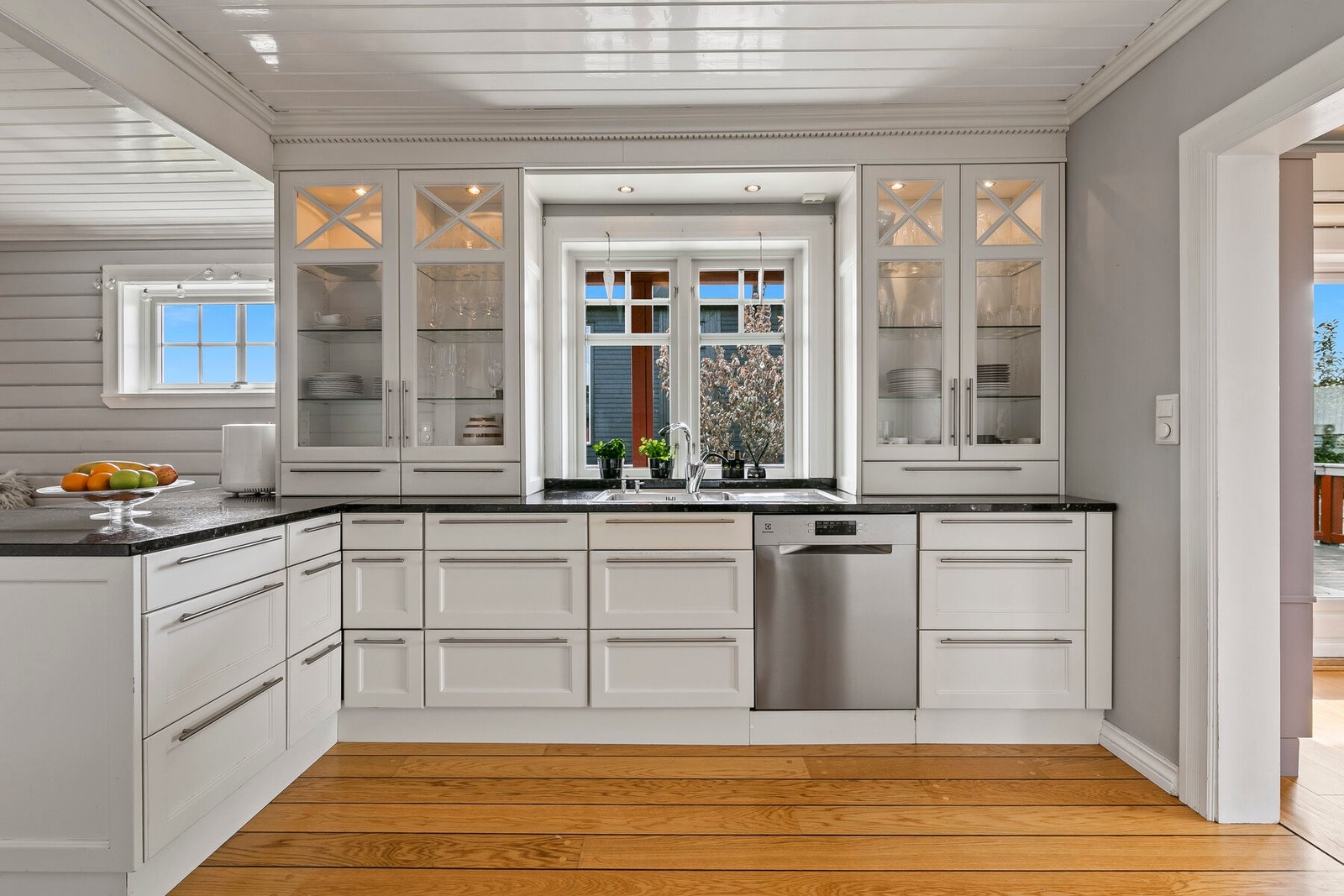 Rommet er godt utnyttet, og innredningen har benkeplate i Larvikitt. Galleribilde