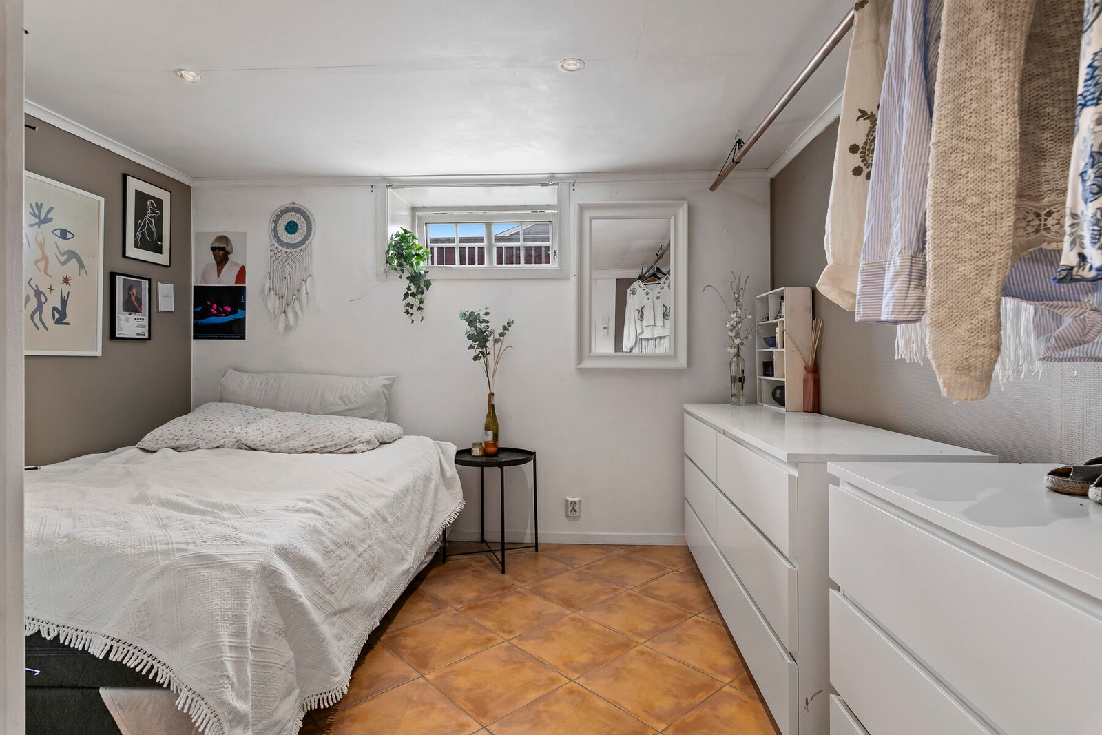 To rom i underetasjen benyttes i dag som soverom (ikke omsøkt - vinduene er ikke et godkjent rømningsvindu). Galleribilde