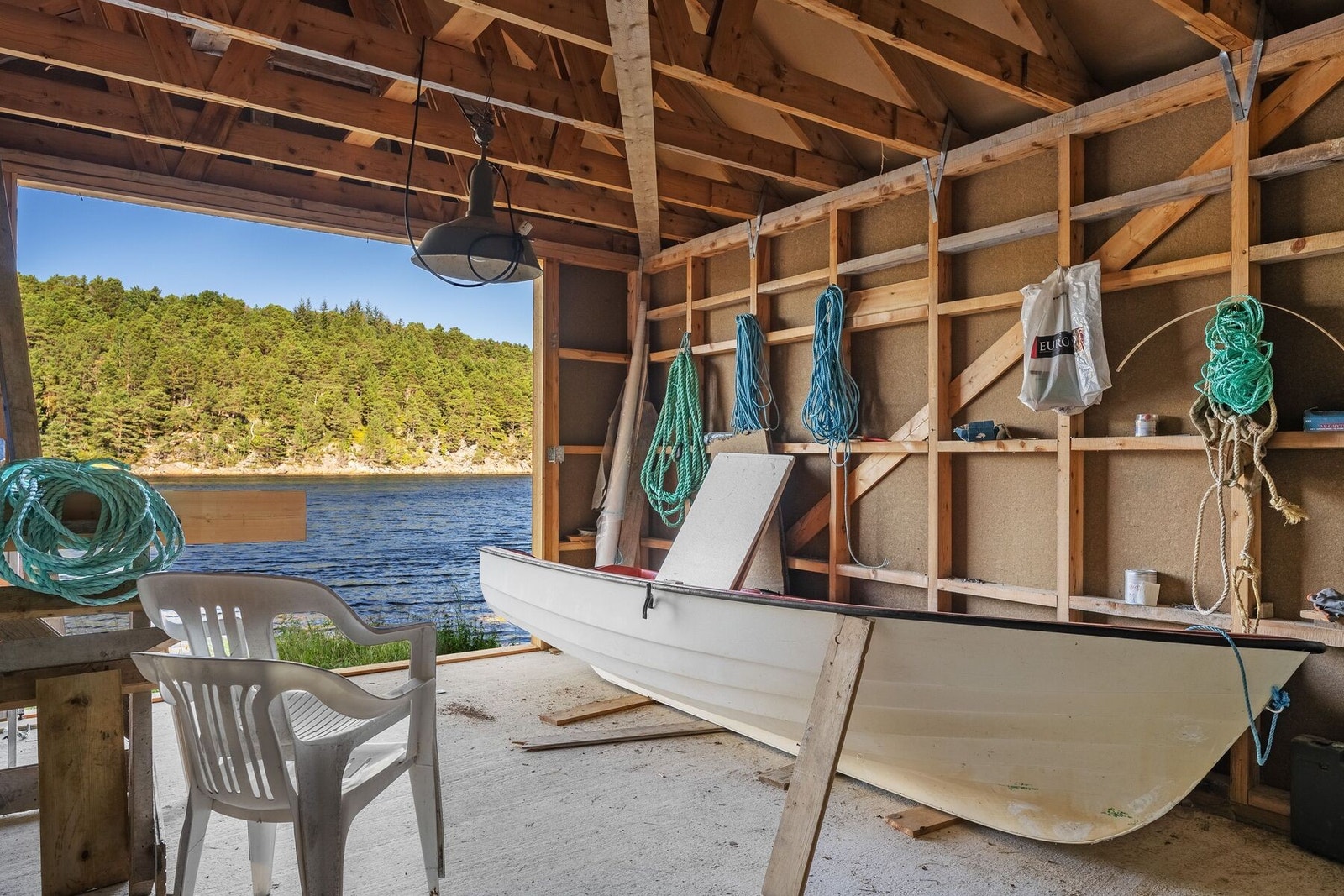 Naustet er på 24 kvm. og har blant annet plass til liten båt. Naustet ble oppført ca. 2010 Galleribilde