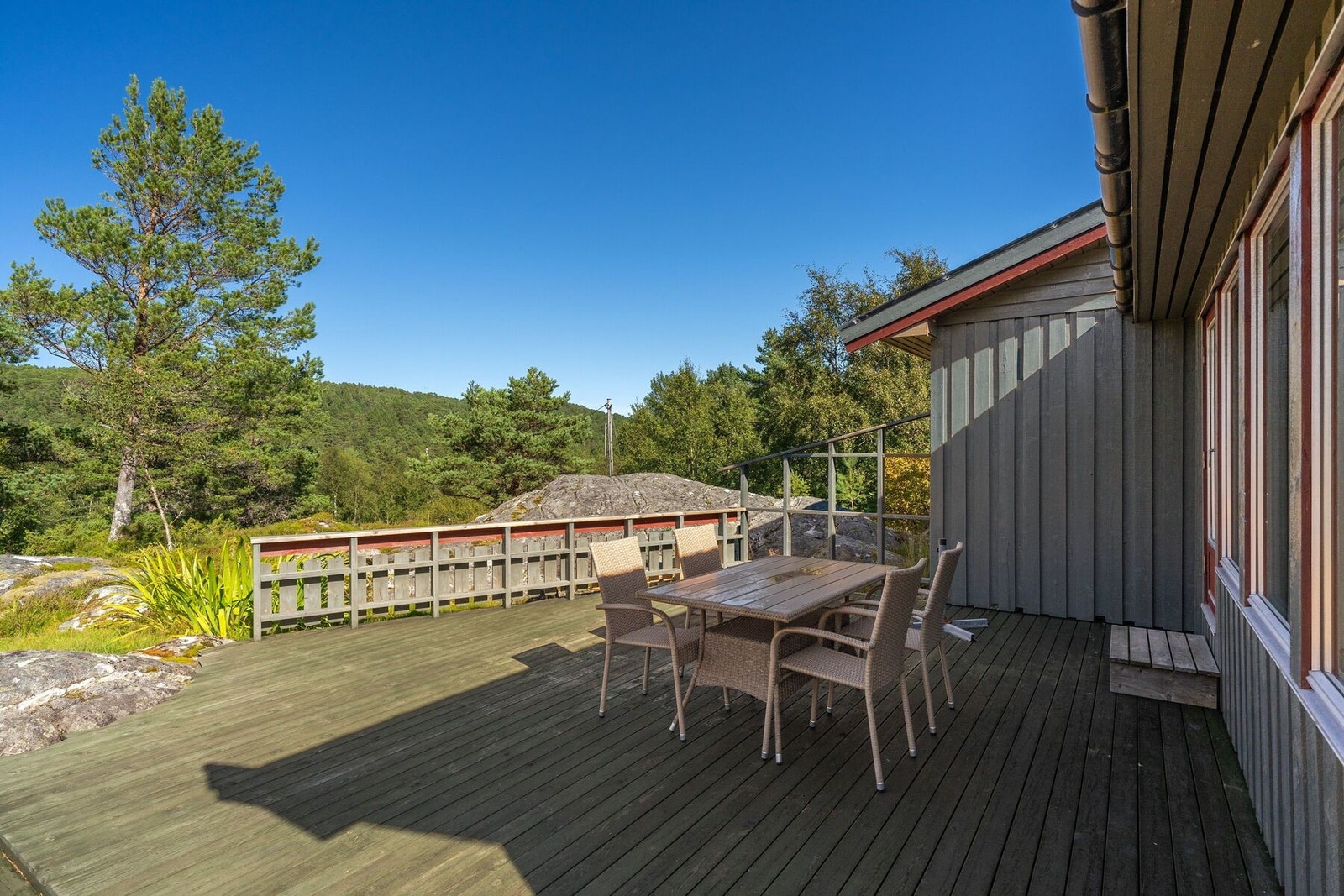 Hytta har ellers de fleste fasiliteter med bilvei helt frem, innlagt strøm og vann fra brønn i nærheten Galleribilde