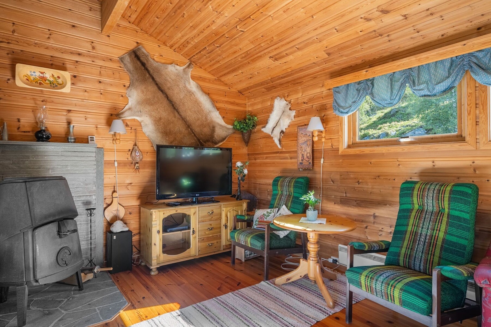 Stuen har plass til sofakrok, spisebord og oppbevaringsmøblement m.m. Galleribilde