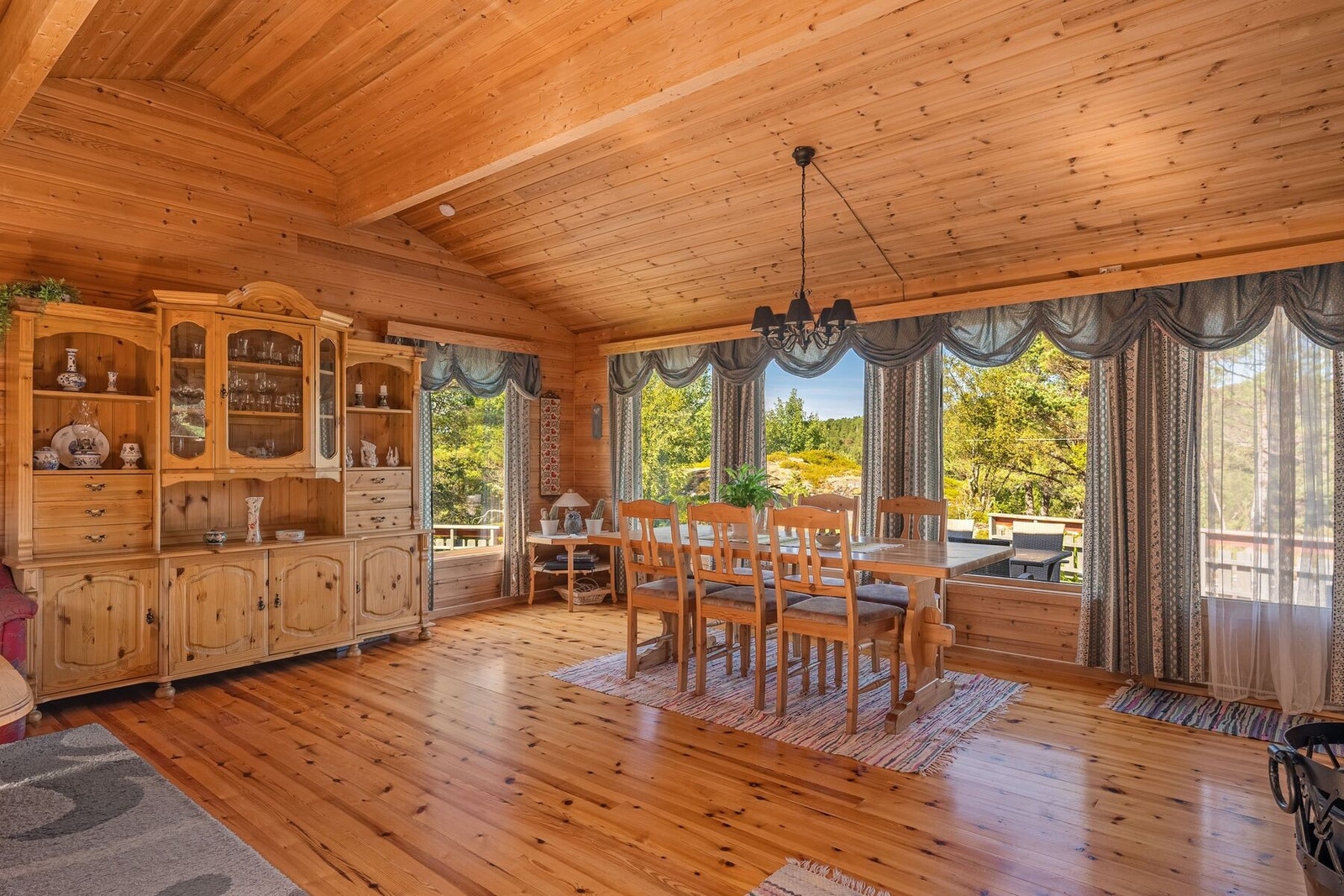 Stuen har flere store vindusflater, som gir rikelig med lysinnslipp Galleribilde