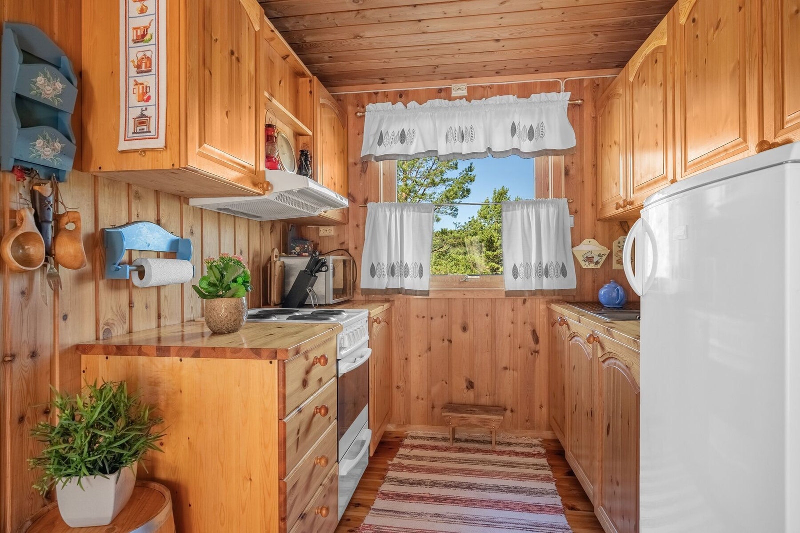 Kjøkkenkrok med rikelig med skapplass Galleribilde