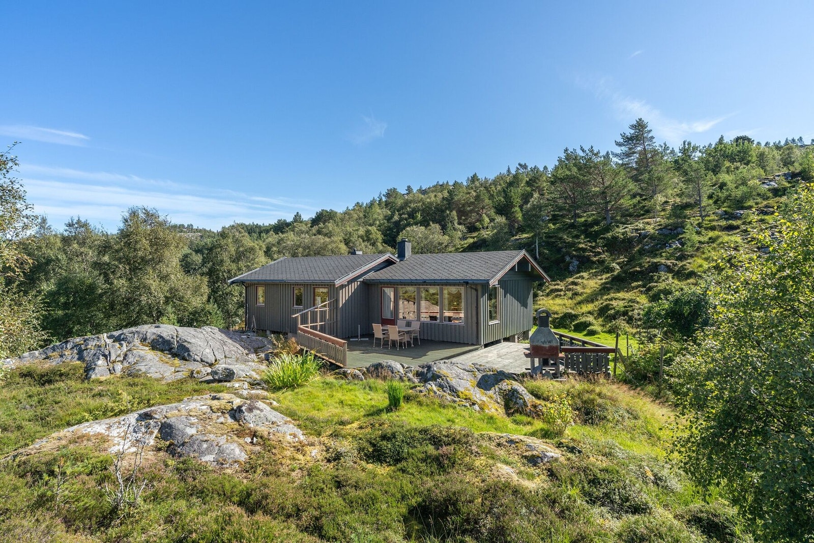 Eiendommen ligger i naturskjønne omgivelser i Håvika ved Kvenvær. Skjermet og rolig beliggenhet med nærhet til sjøen Galleribilde