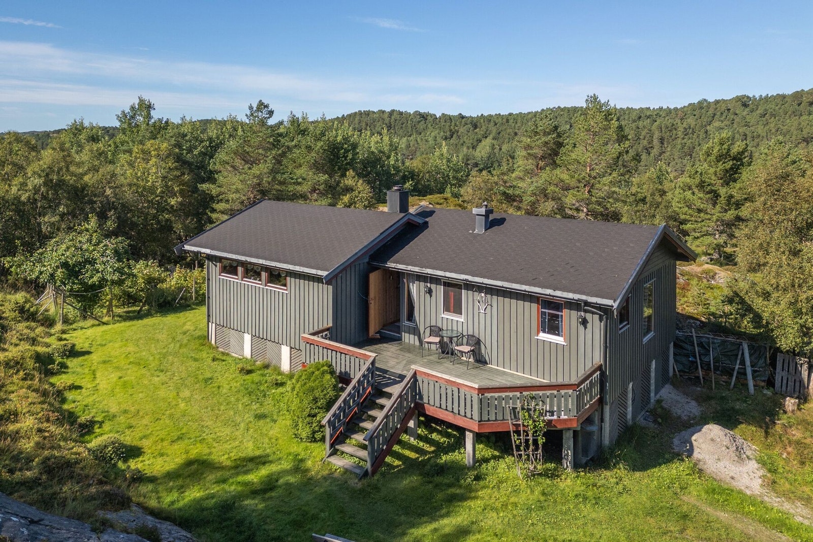 Fritidseiendom med hytte, uthus og naust Galleribilde