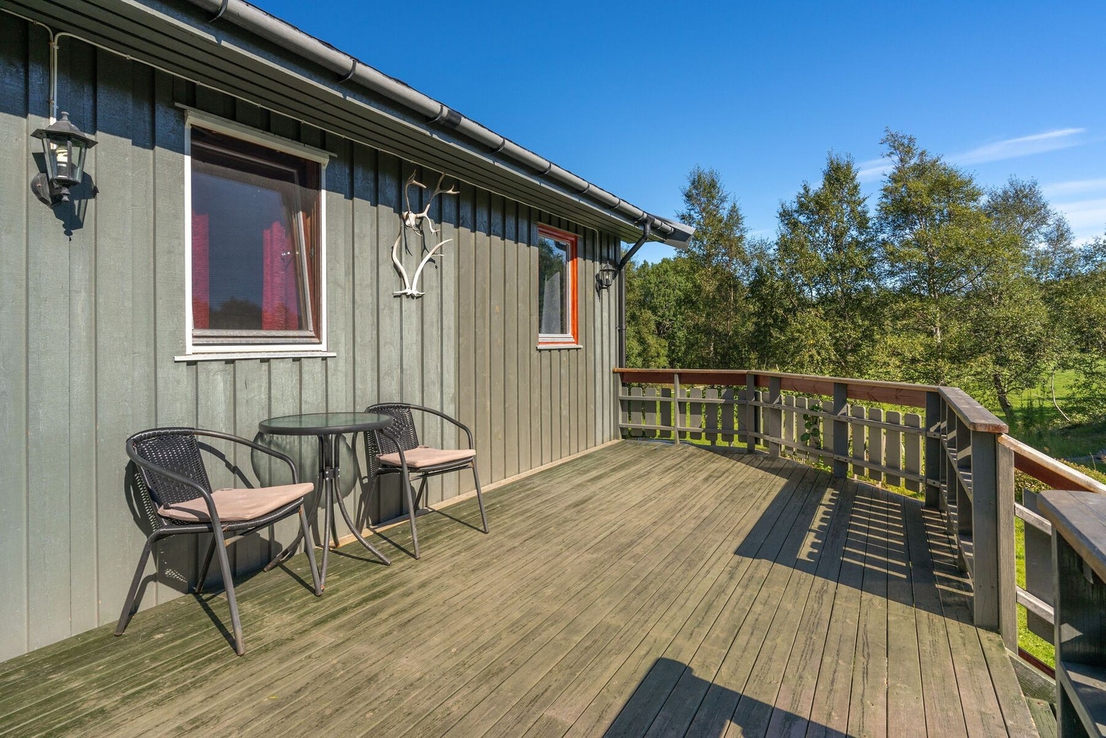 Hytta ble oppført i 1990 og har en fin planløsning. Her kan du nyte feriedagene med komfort og enkelthet Galleribilde