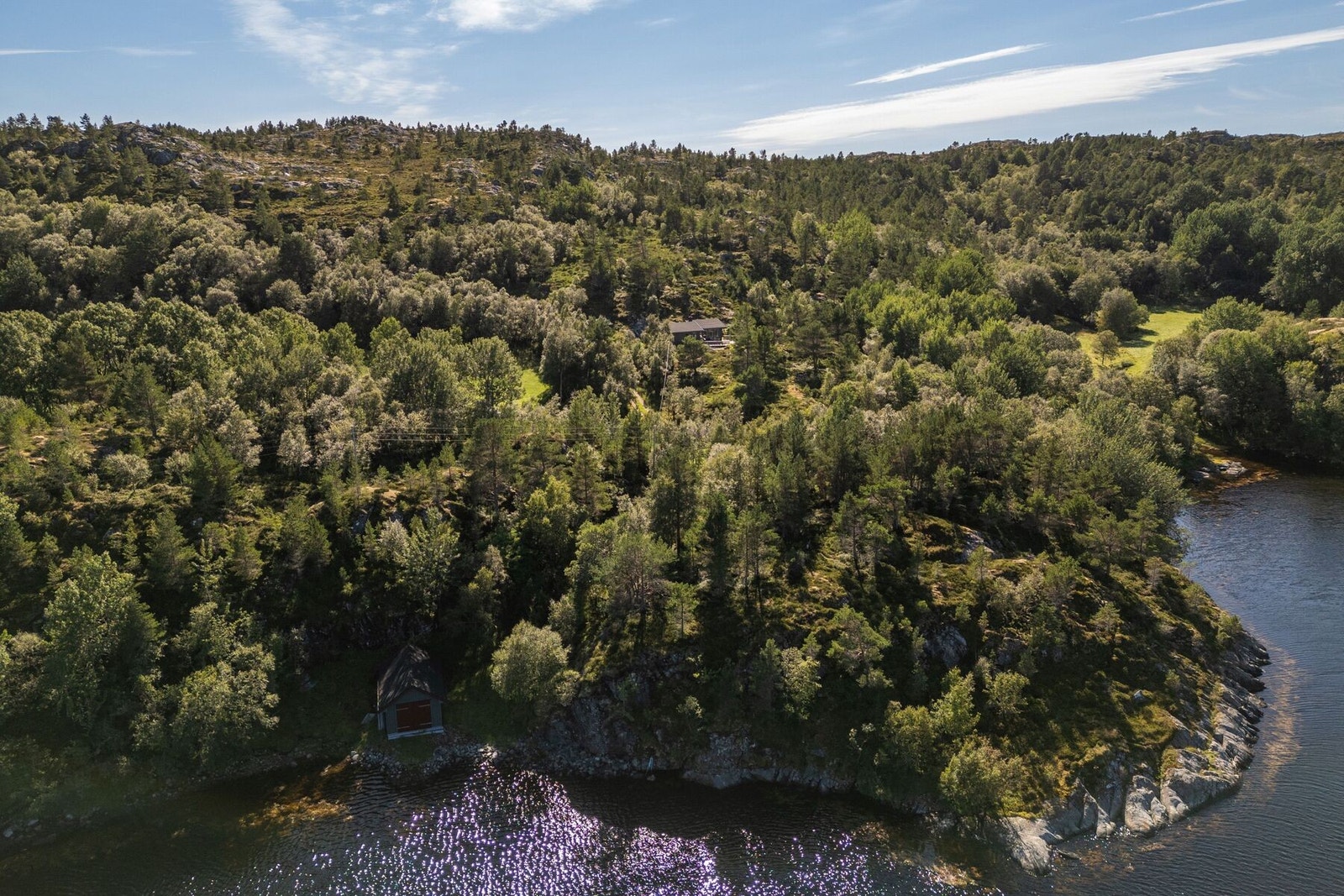 Her kan man nyte rolige dager i flott natur Galleribilde