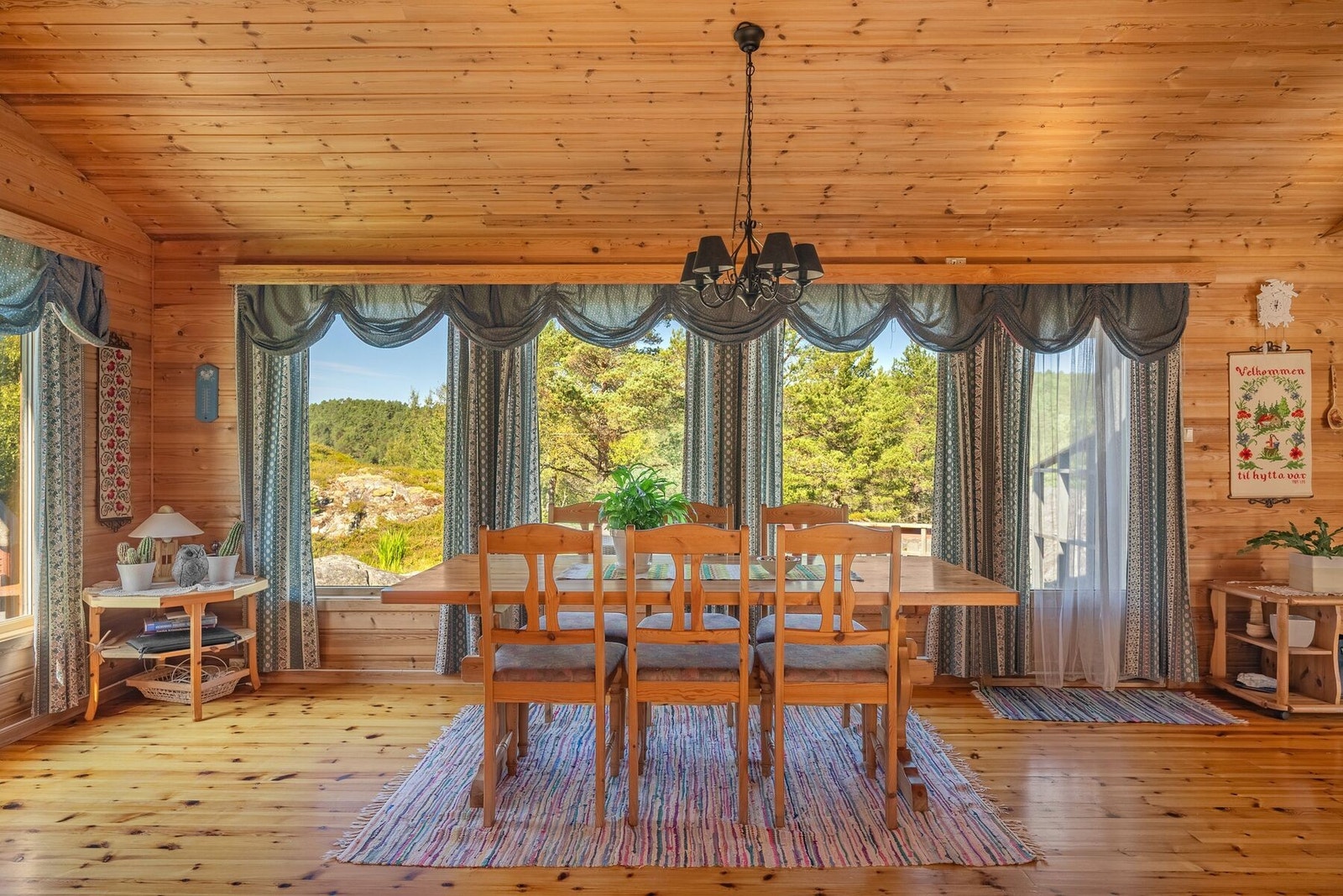 Plass til romslig spisebord som rommer plass til en stor familie eller venner Galleribilde