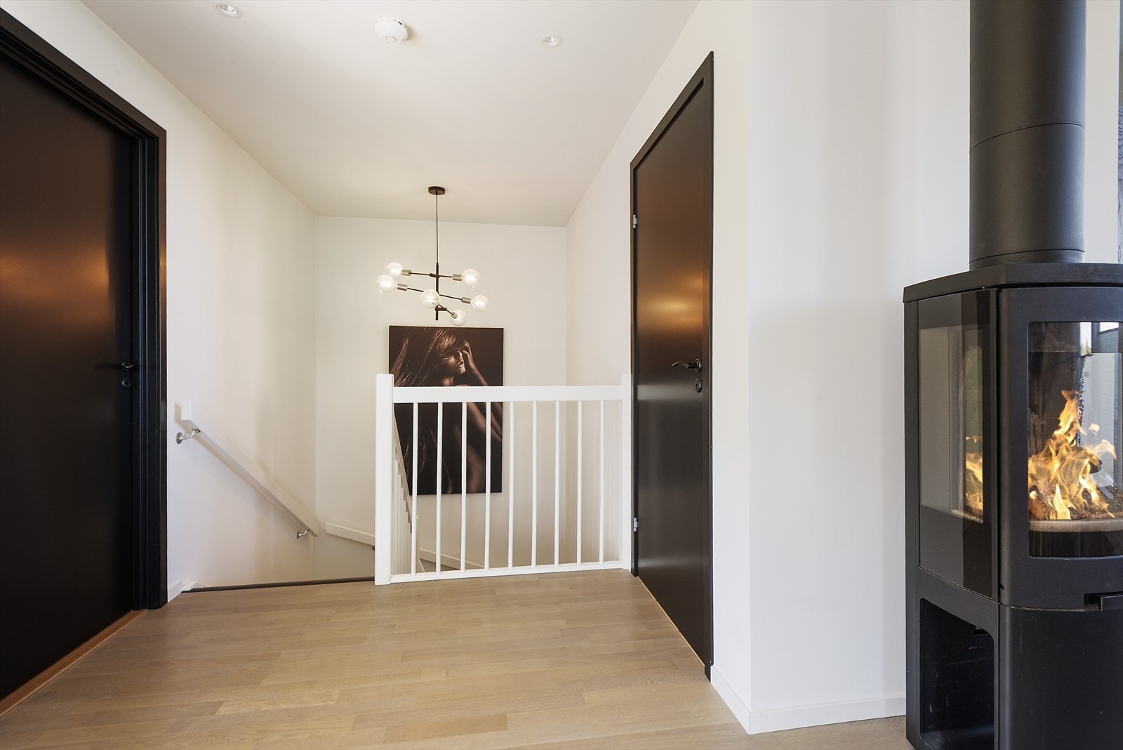 Lun og god atmosfære med vedfyring. Galleribilde