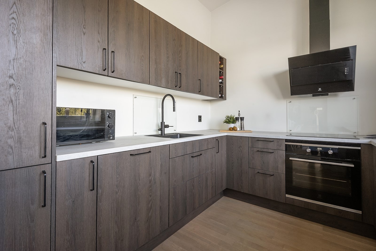 Godt med skap- og benkeplass. Galleribilde