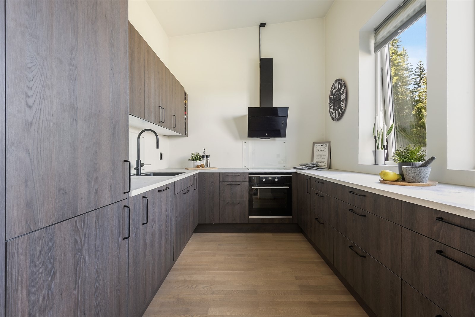 Stort kjøkken i u-løsning. Galleribilde