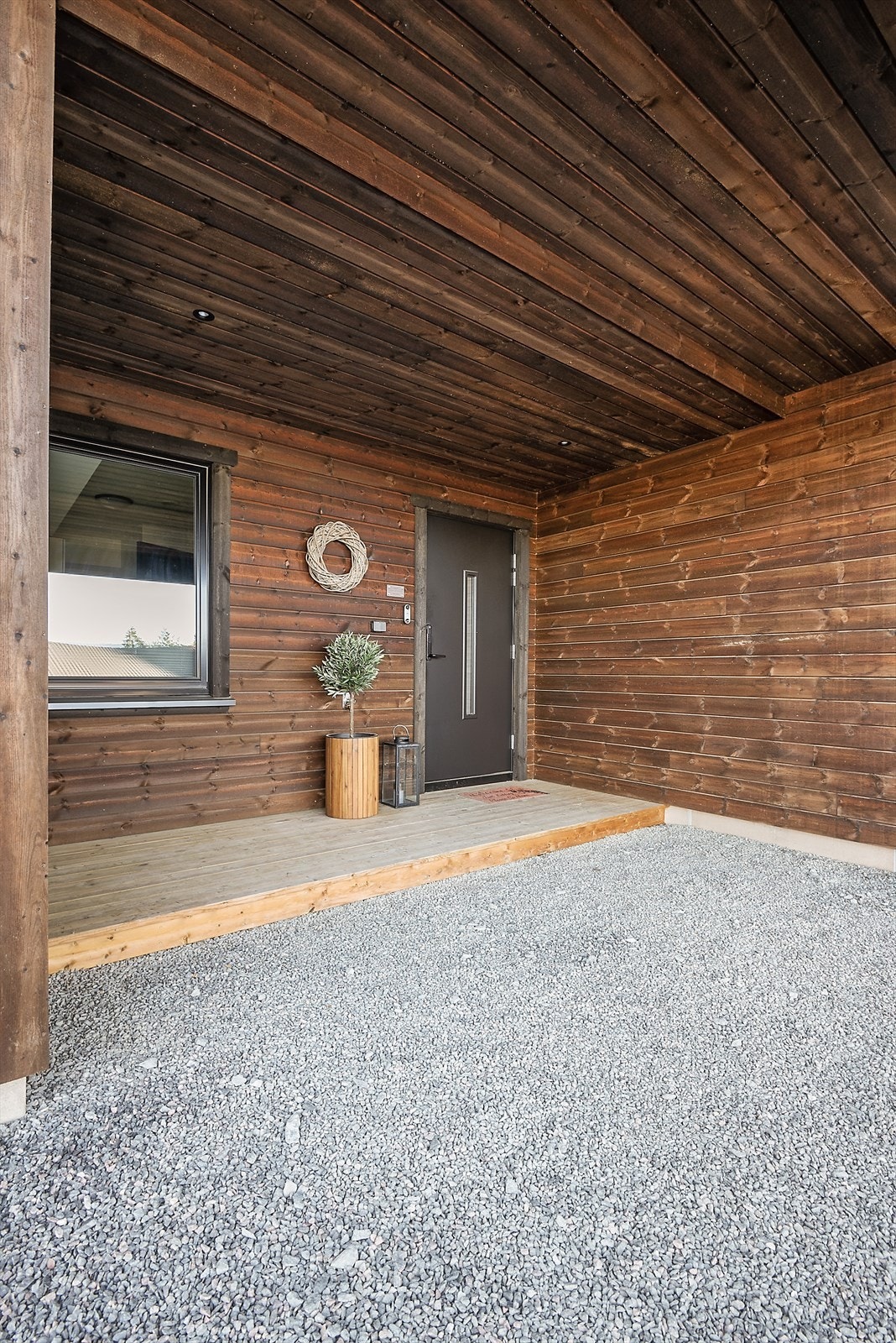 Plass til parkering av bil ved inngangen. Galleribilde