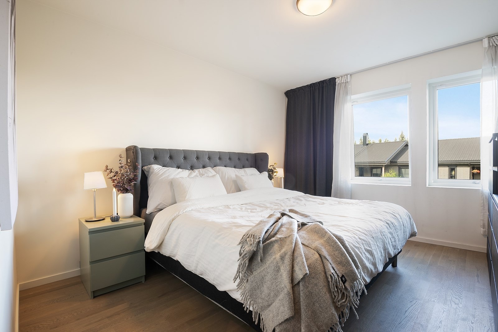 Soverom i et lyst fargevalg. Galleribilde