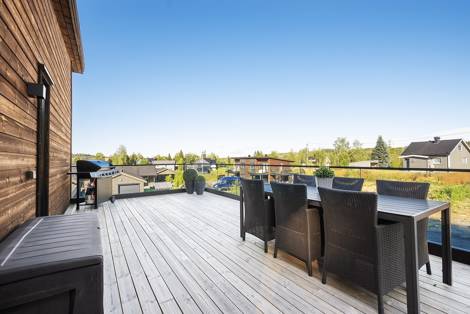 Stor veranda med god plass for møblering. Galleribilde