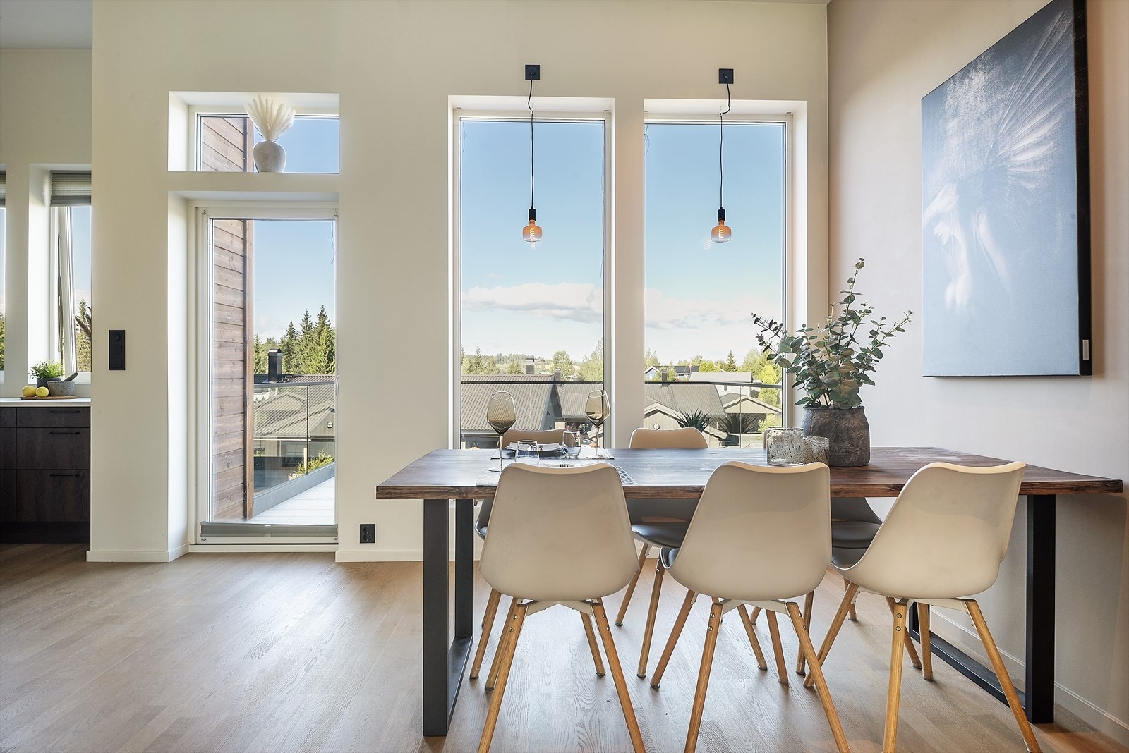 Fin plass til spisebord i tilknytning til kjøkkenet. Galleribilde