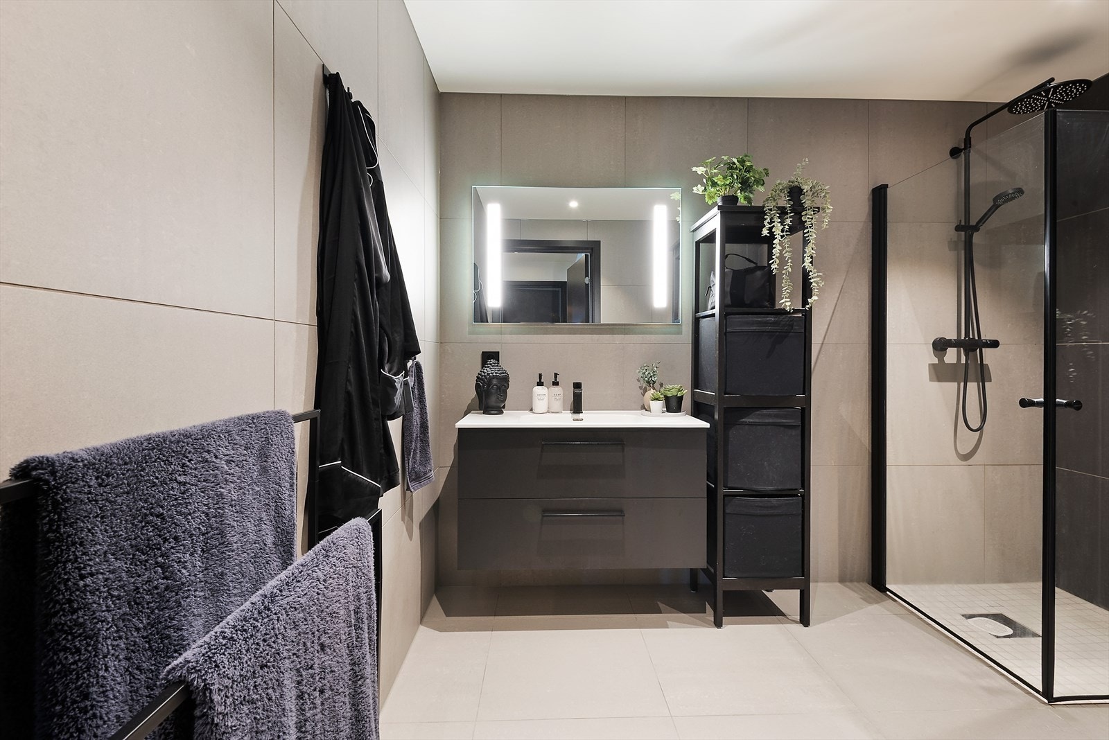 Lekkert bad med moderne detaljer. Galleribilde