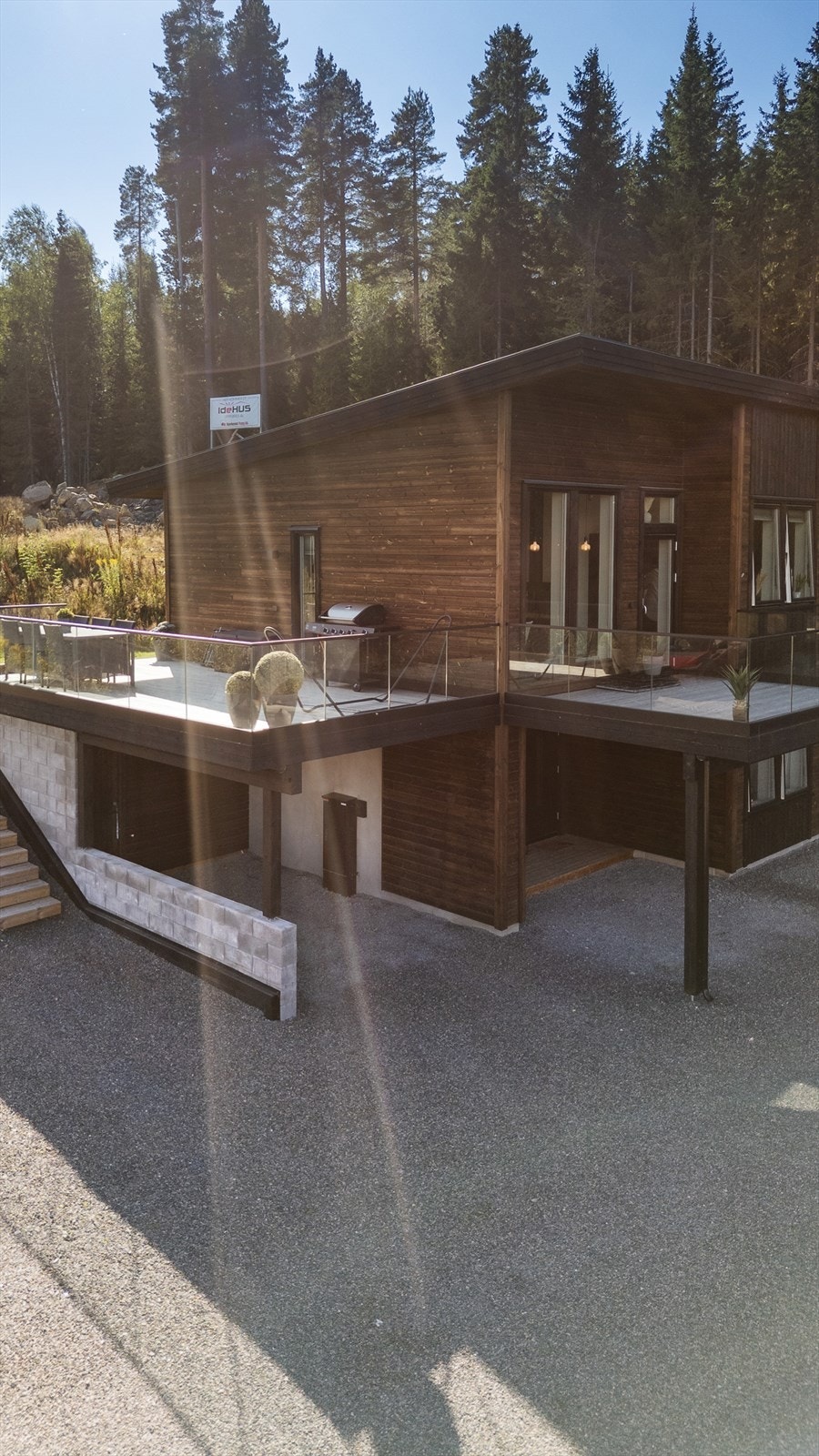 Gruset gårdsplass. Galleribilde