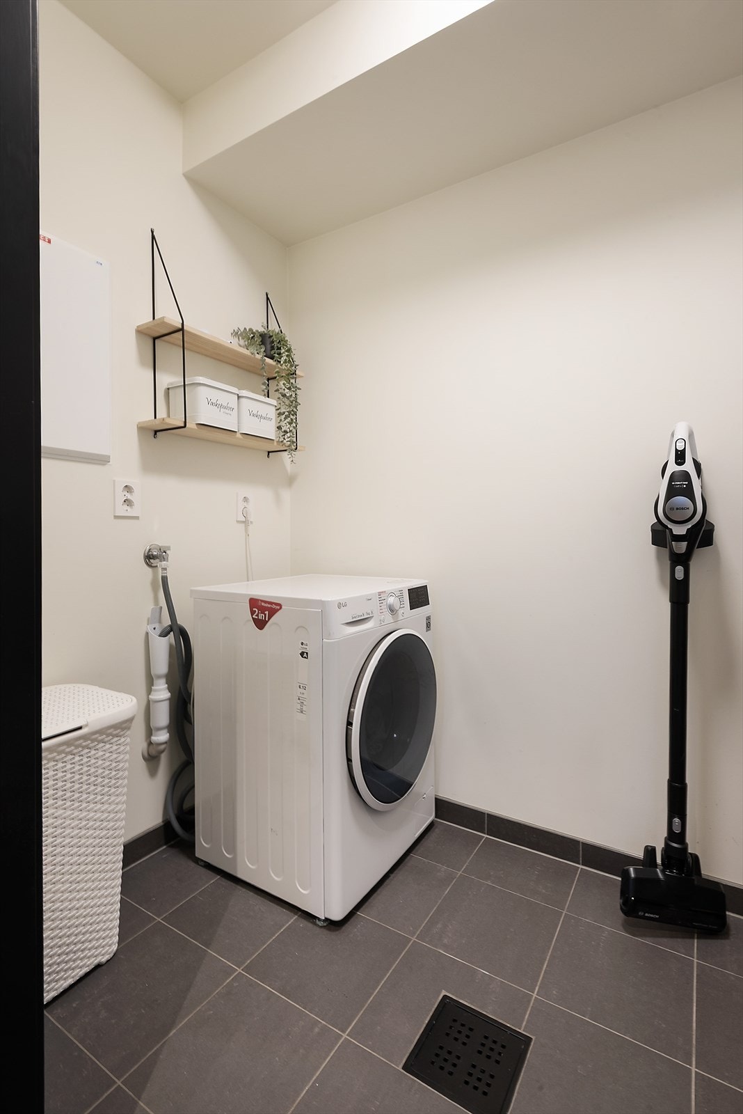Vaskerom med opplegg for vaskemaskin. Galleribilde
