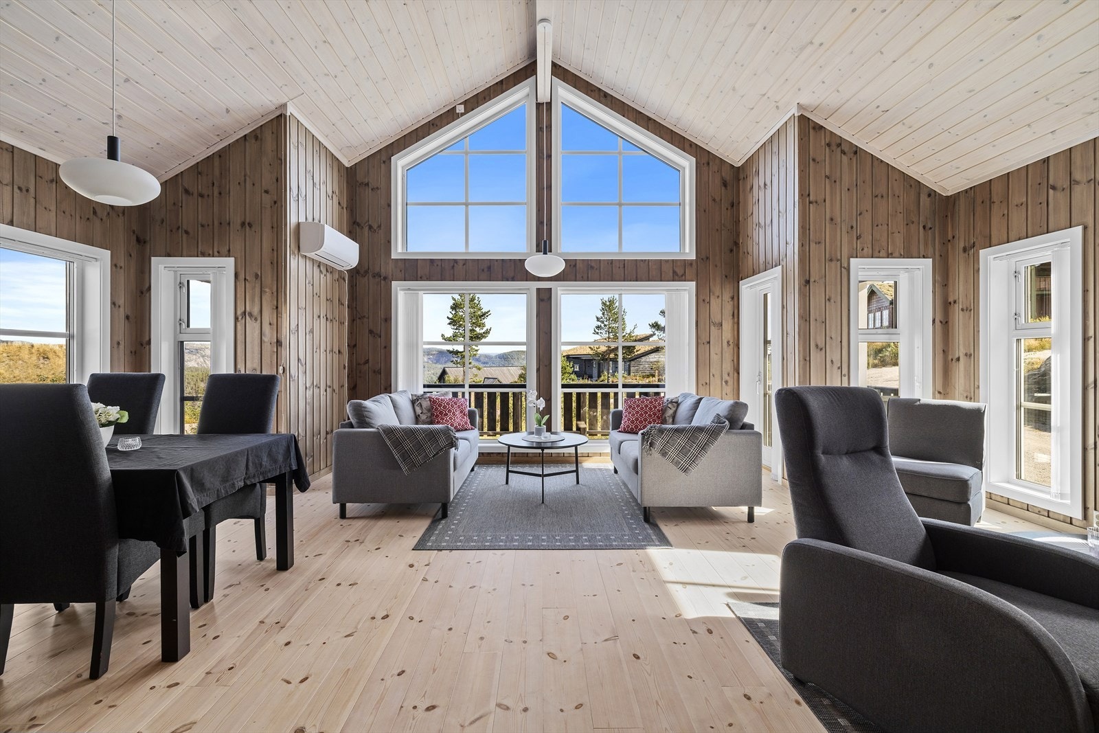 Åpen stueløsning med god takhøyde Galleribilde