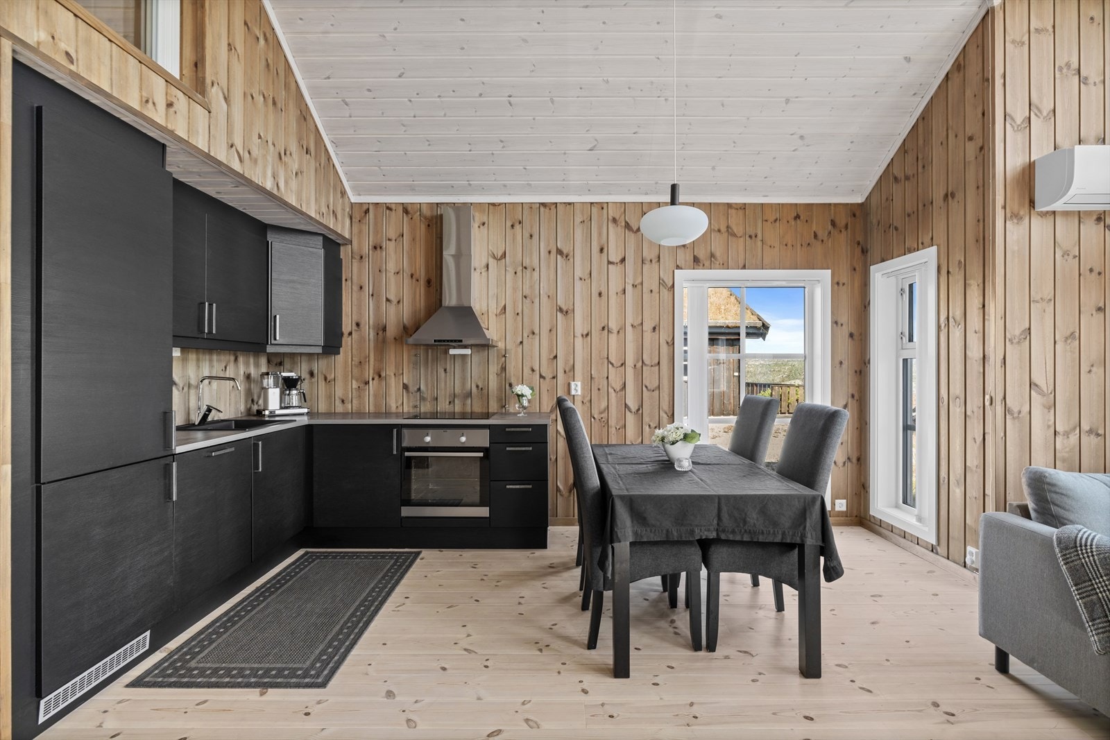 Pent kjøkken med integrerte hvitevarer Galleribilde