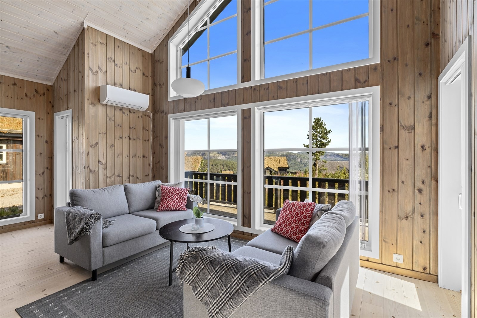 Store vindusflater og varmepumpe Galleribilde