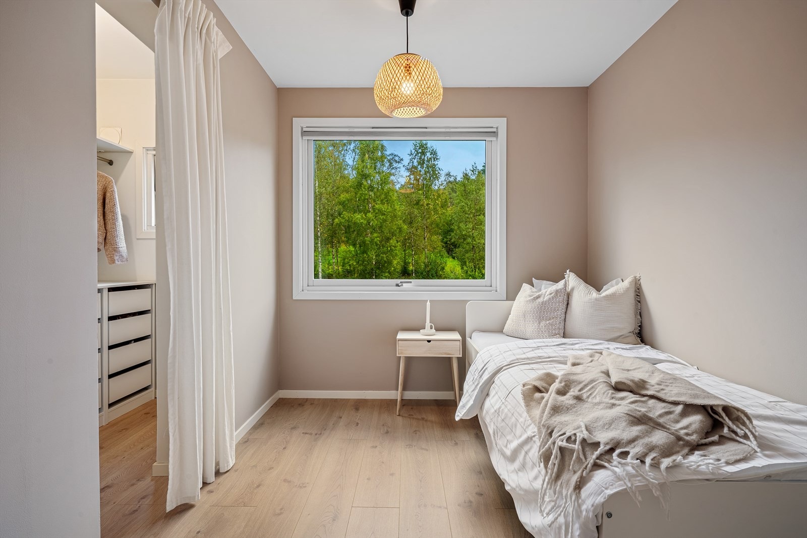 - Soverom 2 måler 8,1m² og har tilkomst til garderobe/bod - Galleribilde
