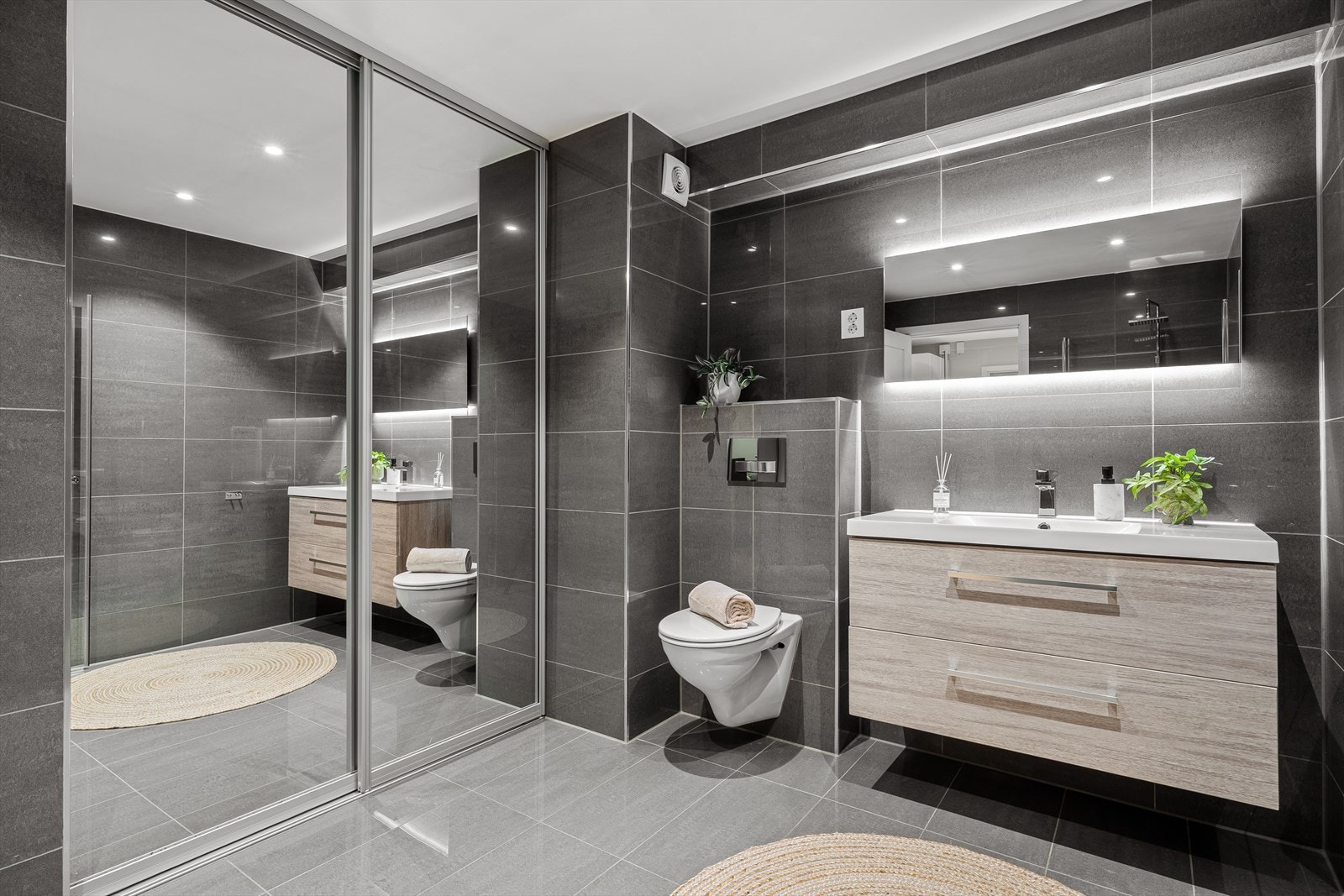 - Badet måler hele 8,4 m² og ble renovert og utvidet i 2016 - Galleribilde