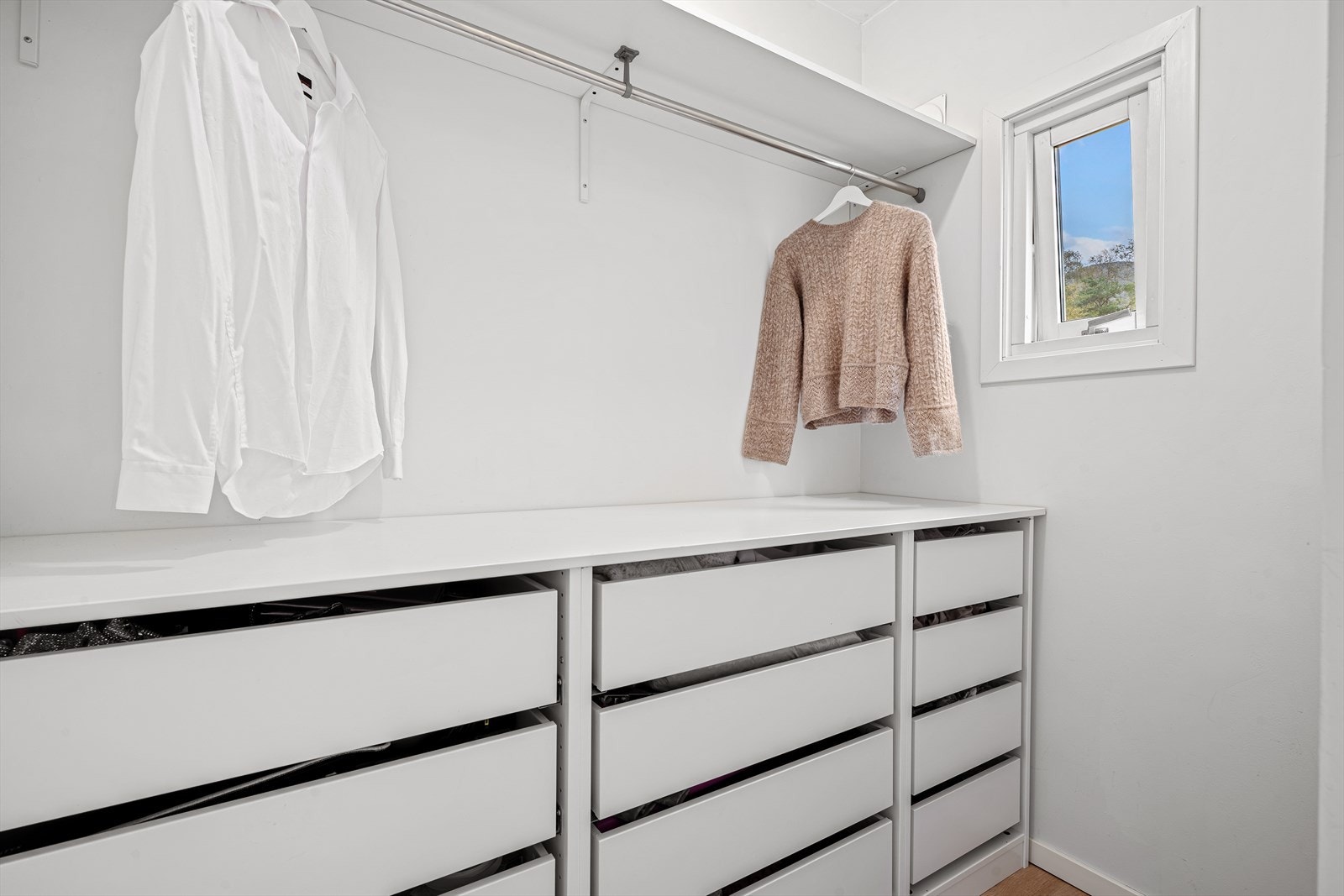 - Walk-in closet er en stor drøm for mange! Et helt rom kun for garderoben, godt organisert i hyller og skap - Galleribilde