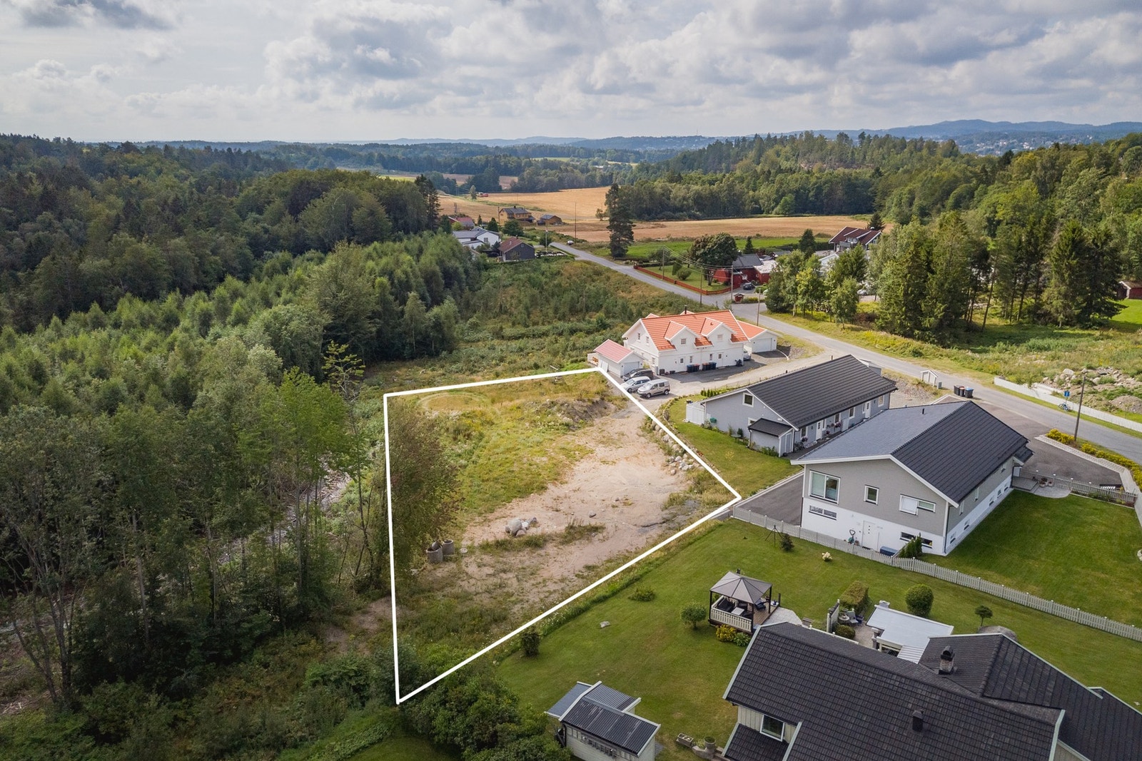 Tomten er på 1713 kvm. Galleribilde